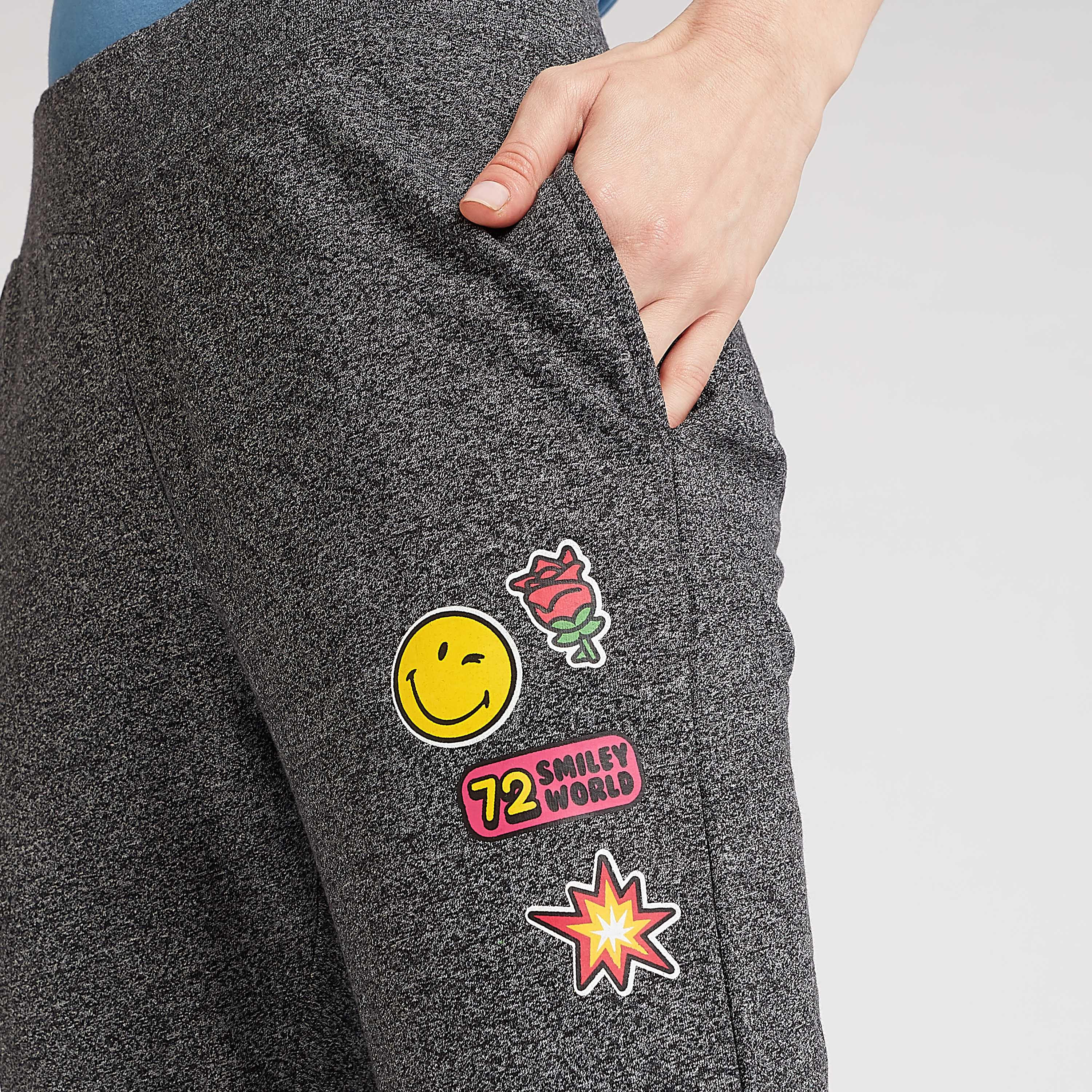 بنطلون رياضي سليم بخصر منخفض وجيوب و طبعات سمايلي وورلد-women-clothing-bottoms-joggers-image-3