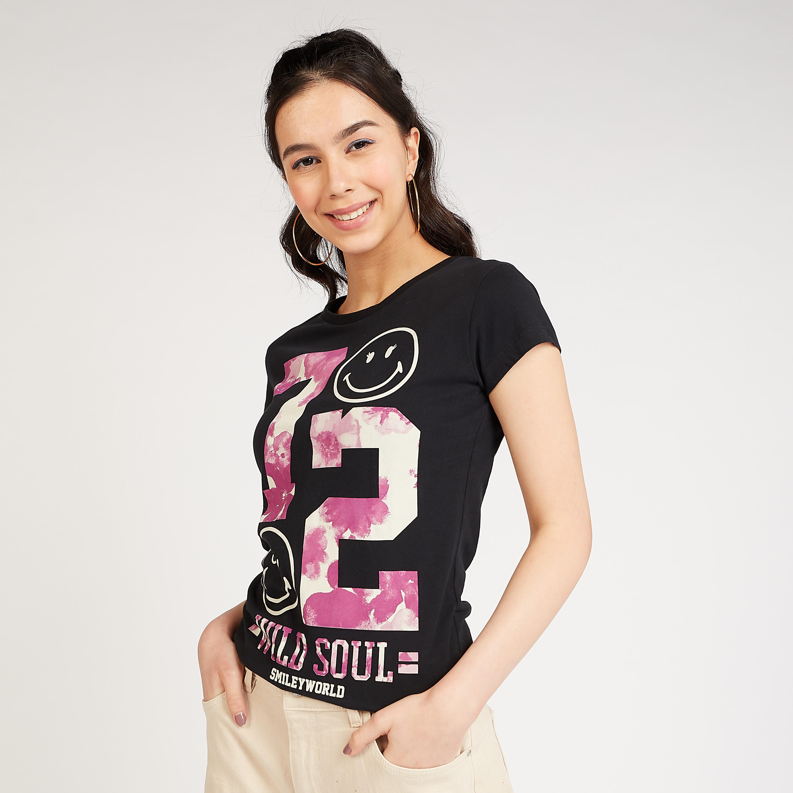 تيشيرت مستدام بياقة ضيقة وطبعات سمايلي وورلد جرافيكيّة-women-clothing-tshirts-image-1