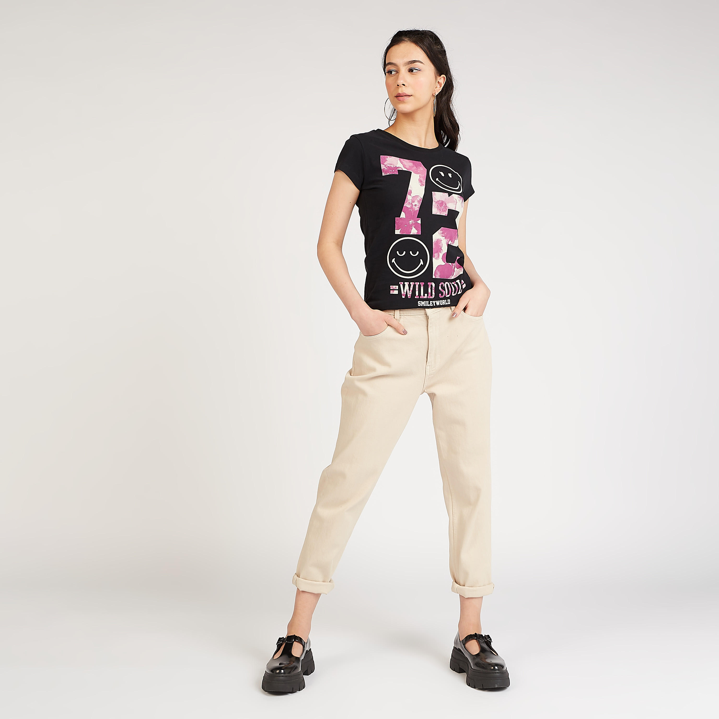 تيشيرت مستدام بياقة ضيقة وطبعات سمايلي وورلد جرافيكيّة-women-clothing-tshirts-image-2