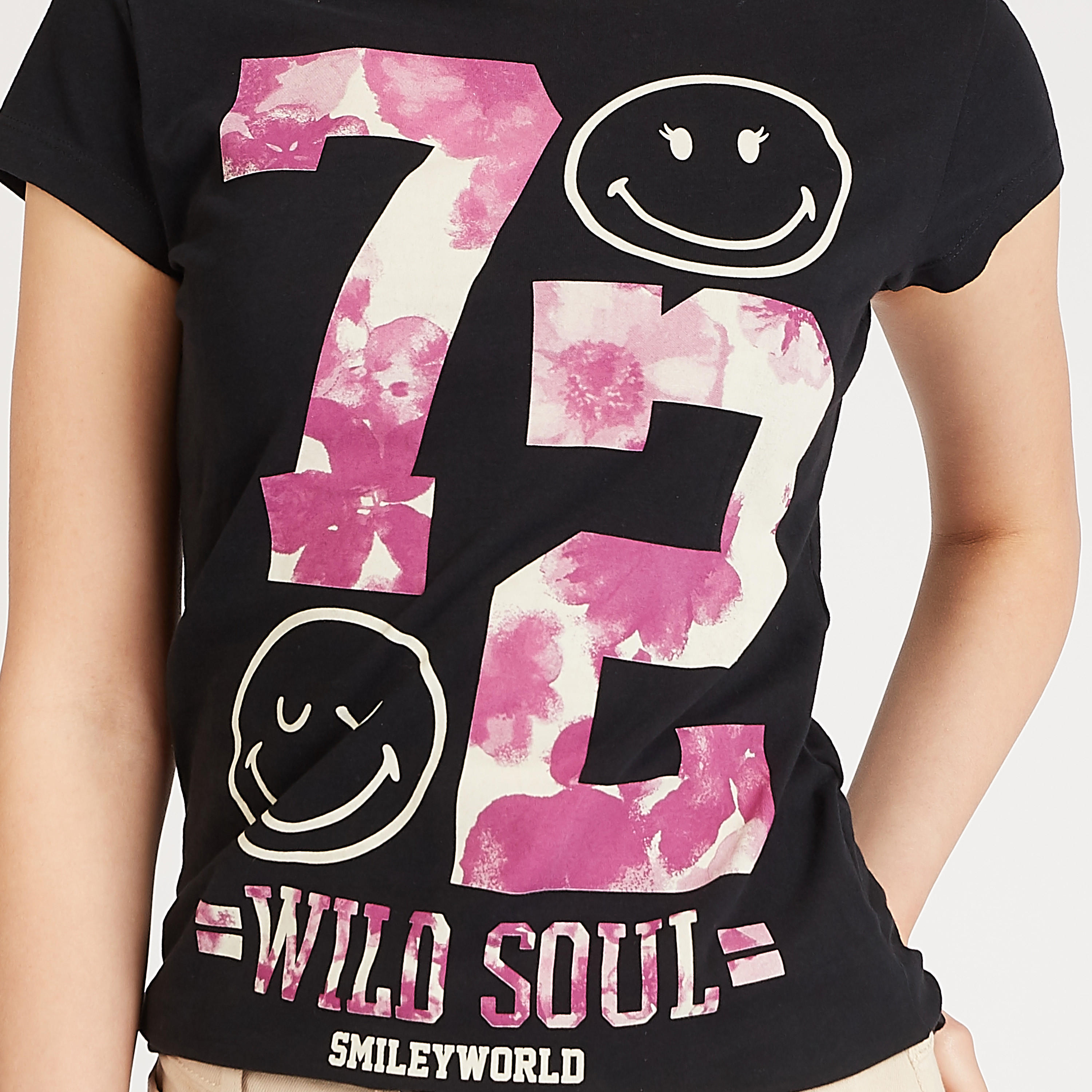 تيشيرت مستدام بياقة ضيقة وطبعات سمايلي وورلد جرافيكيّة-women-clothing-tshirts-image-3