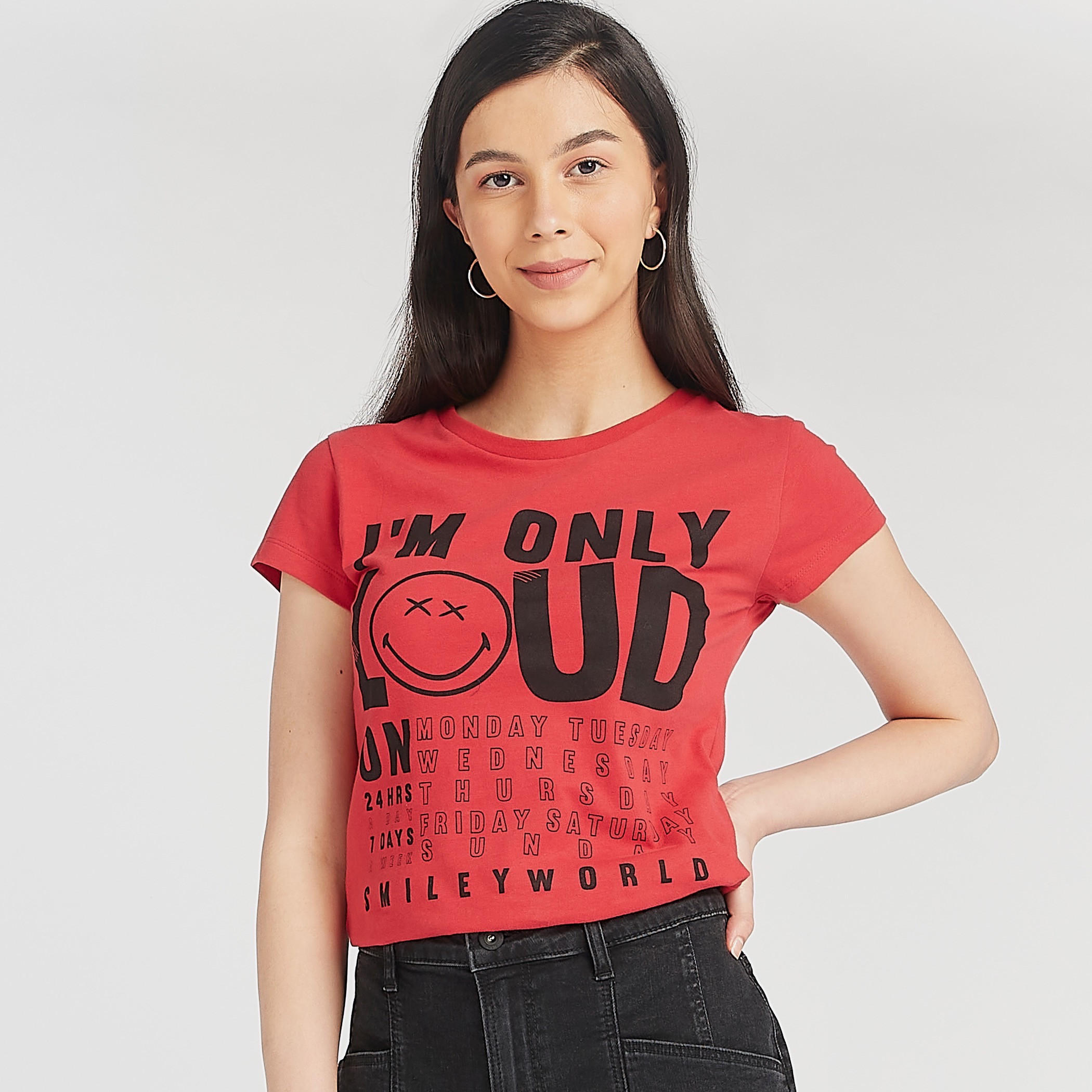 تيشيرت مستدام بياقة ضيقة و طبعات سمايلي وورلد جرافيك-women-clothing-tshirts-image-1