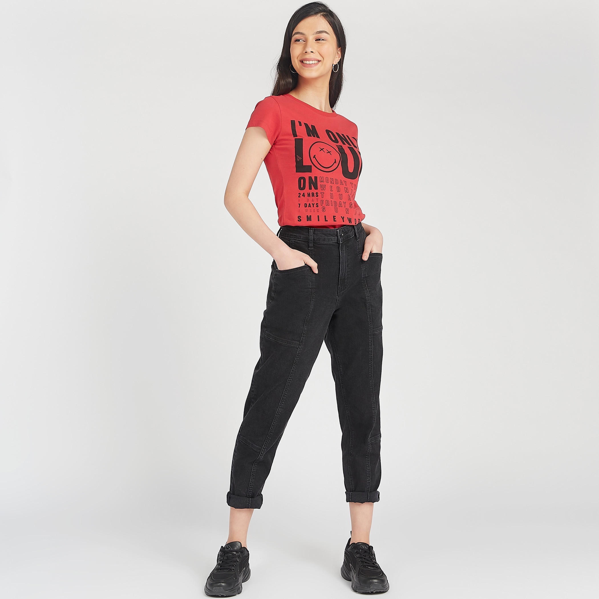 تيشيرت مستدام بياقة ضيقة و طبعات سمايلي وورلد جرافيك-women-clothing-tshirts-image-2