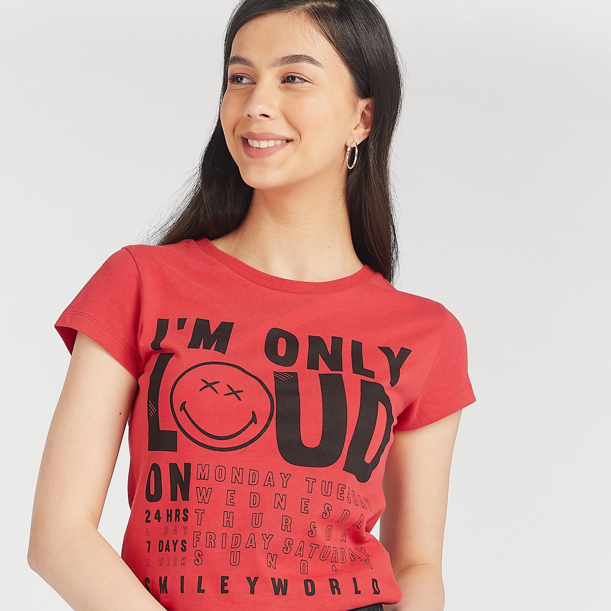 تيشيرت مستدام بياقة ضيقة و طبعات سمايلي وورلد جرافيك-women-clothing-tshirts-image-3