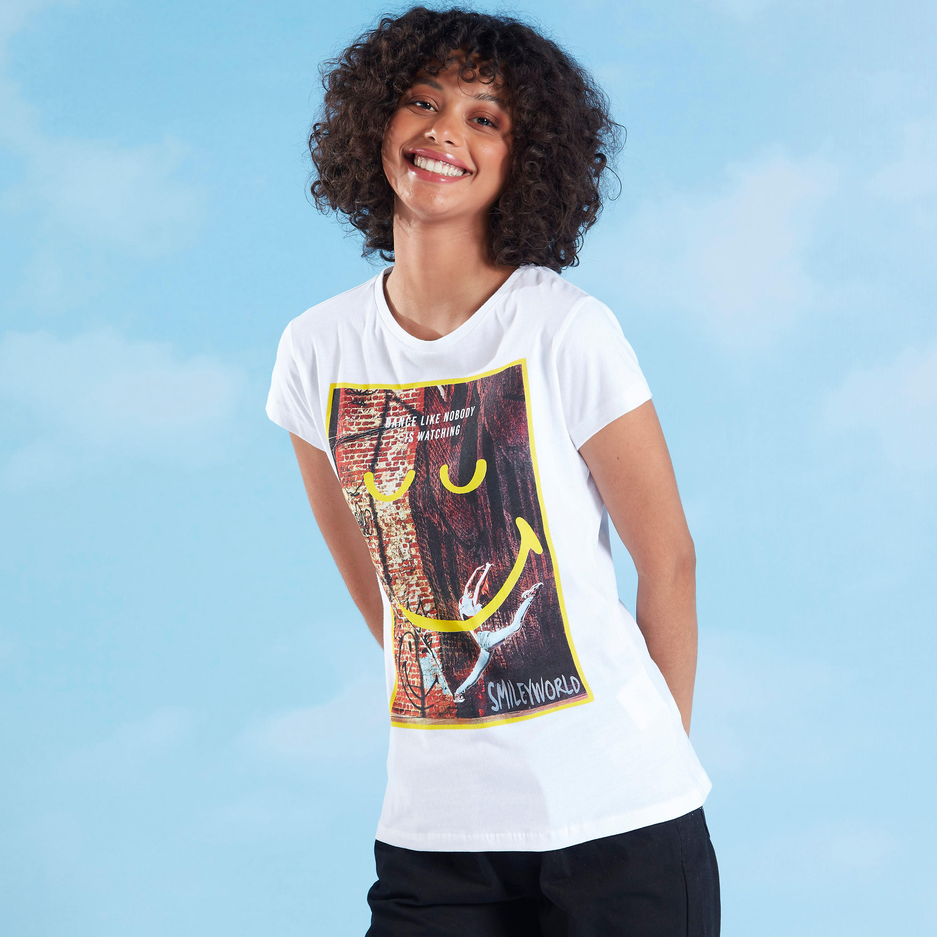 تيشيرت بياقة ضيّقة وطبعات سمايلي وورلد-women-clothing-tshirts-image-4