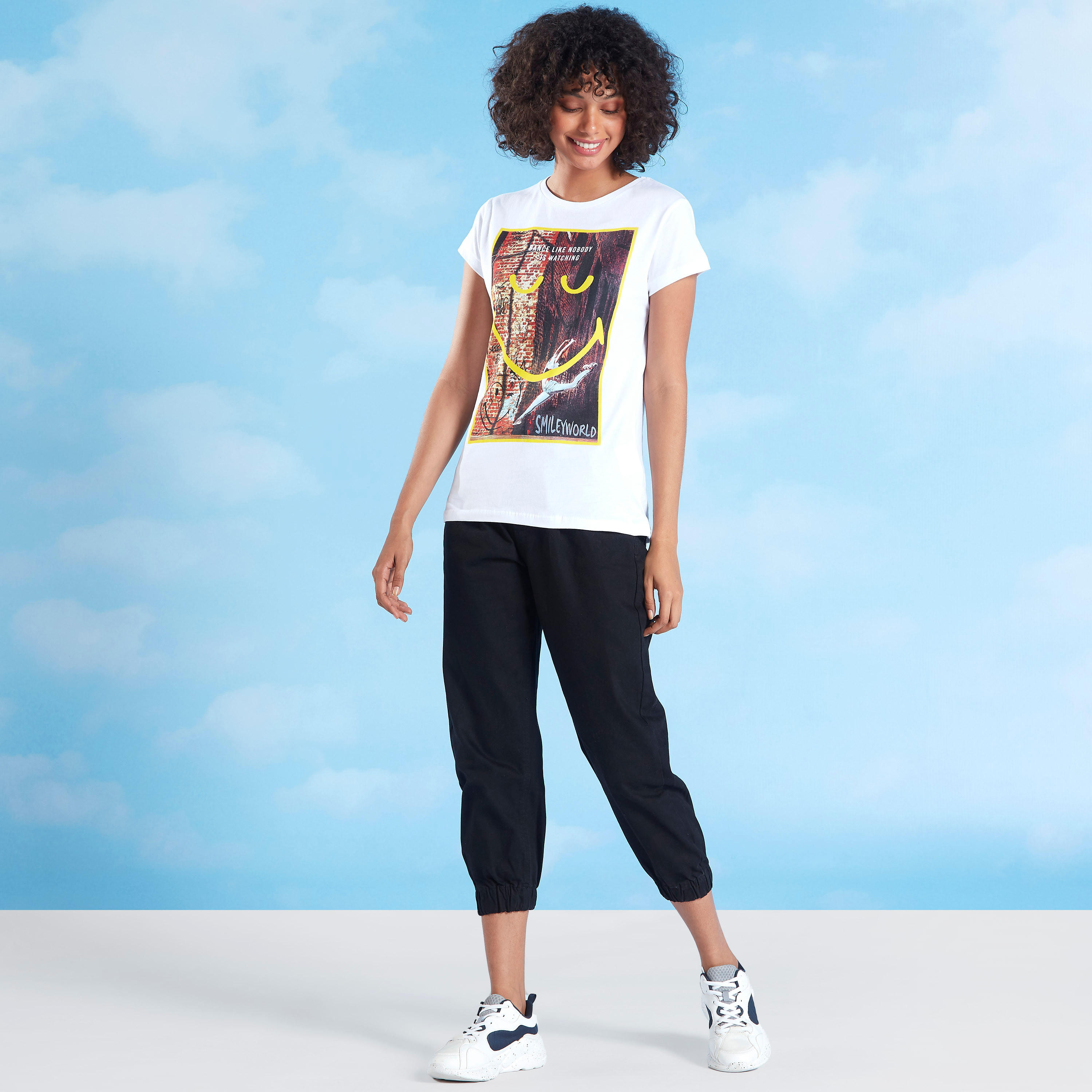 تيشيرت بياقة ضيّقة وطبعات سمايلي وورلد-women-clothing-tshirts-image-3
