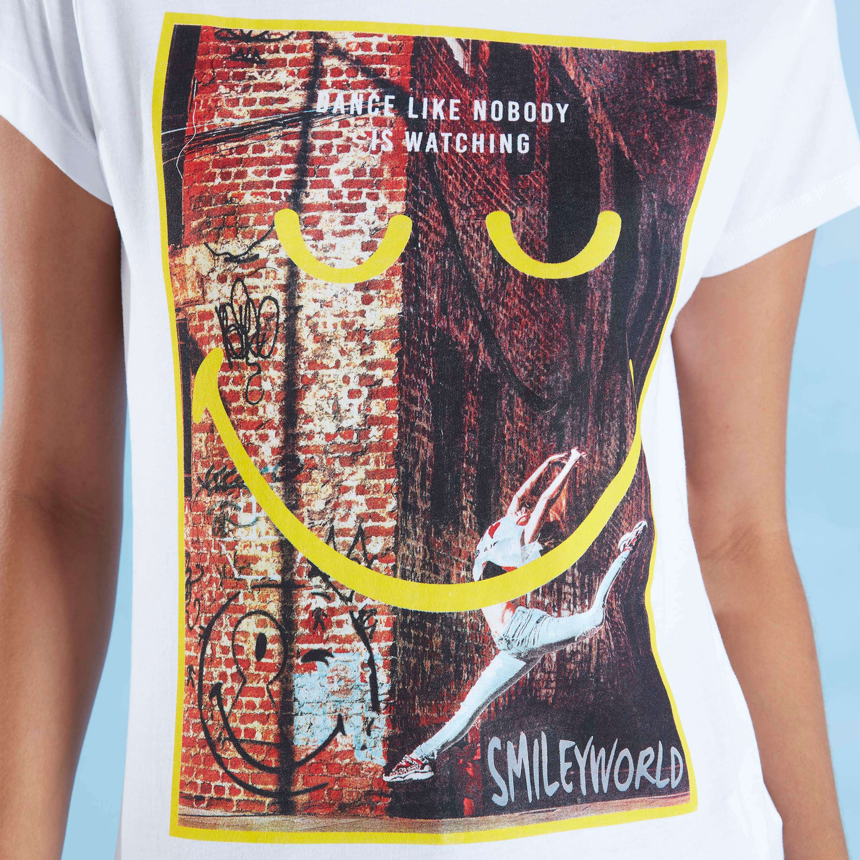 تيشيرت بياقة ضيّقة وطبعات سمايلي وورلد-women-clothing-tshirts-image-2