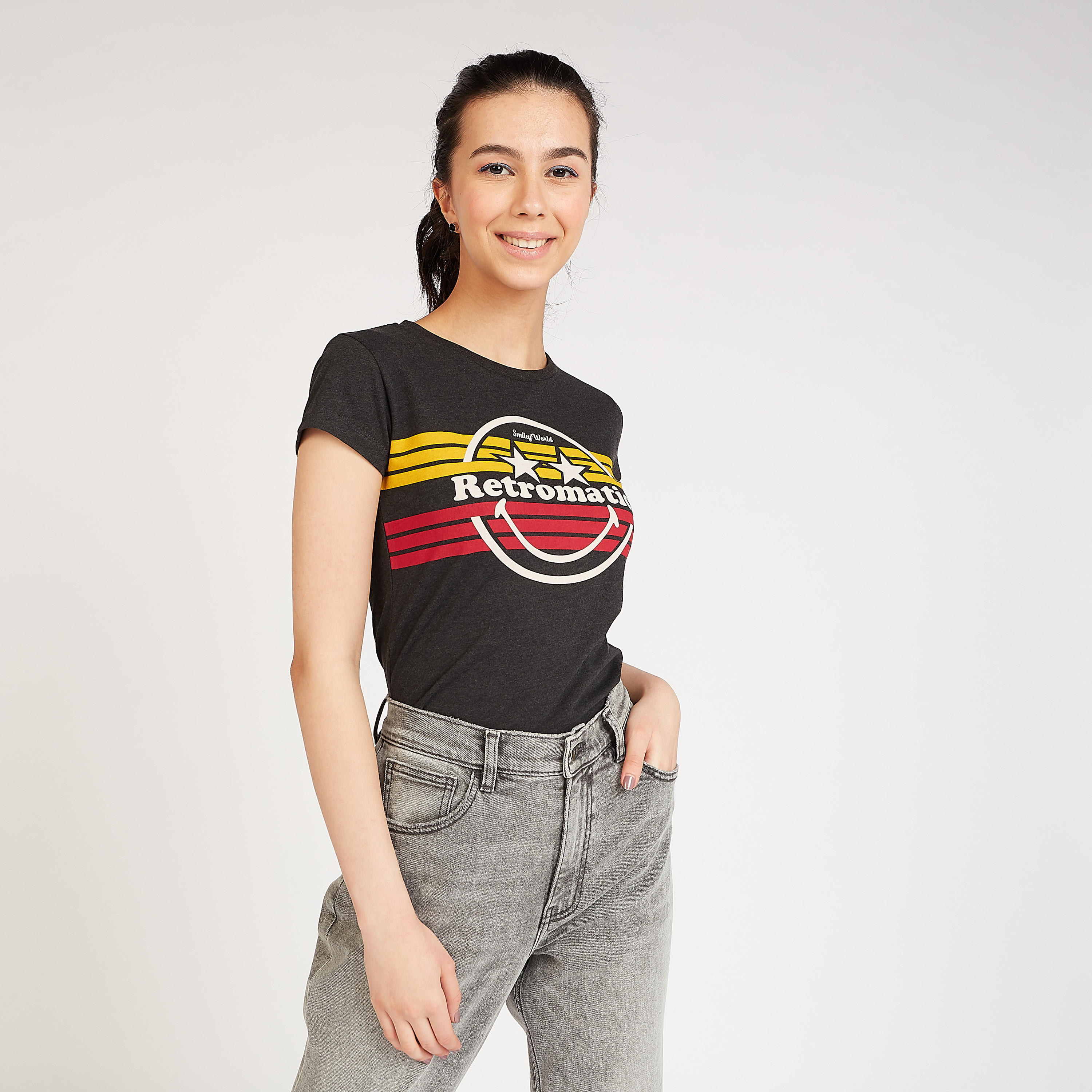 تيشيرت مستدام بياقة ضيقة و طبعات سمايلي وورلد جرافيك-women-clothing-tshirts-image-1