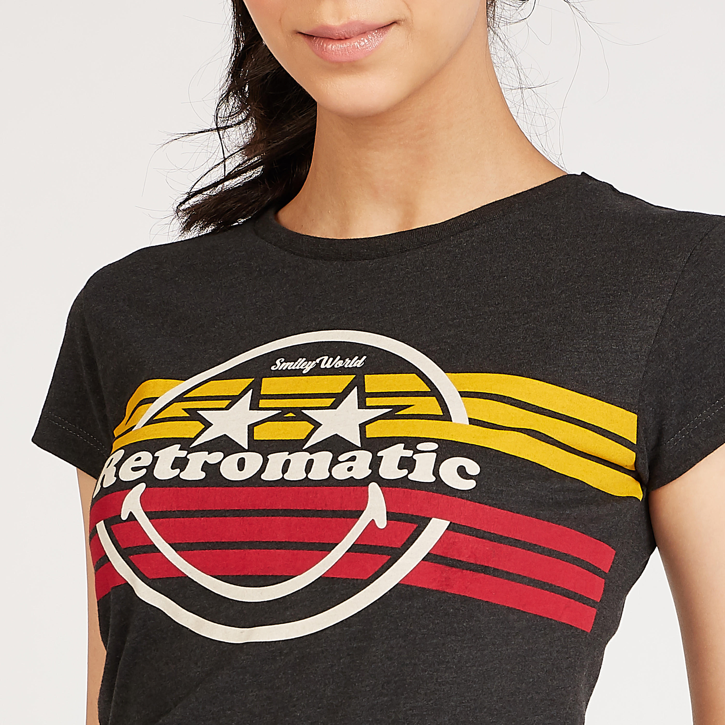 تيشيرت مستدام بياقة ضيقة و طبعات سمايلي وورلد جرافيك-women-clothing-tshirts-image-3