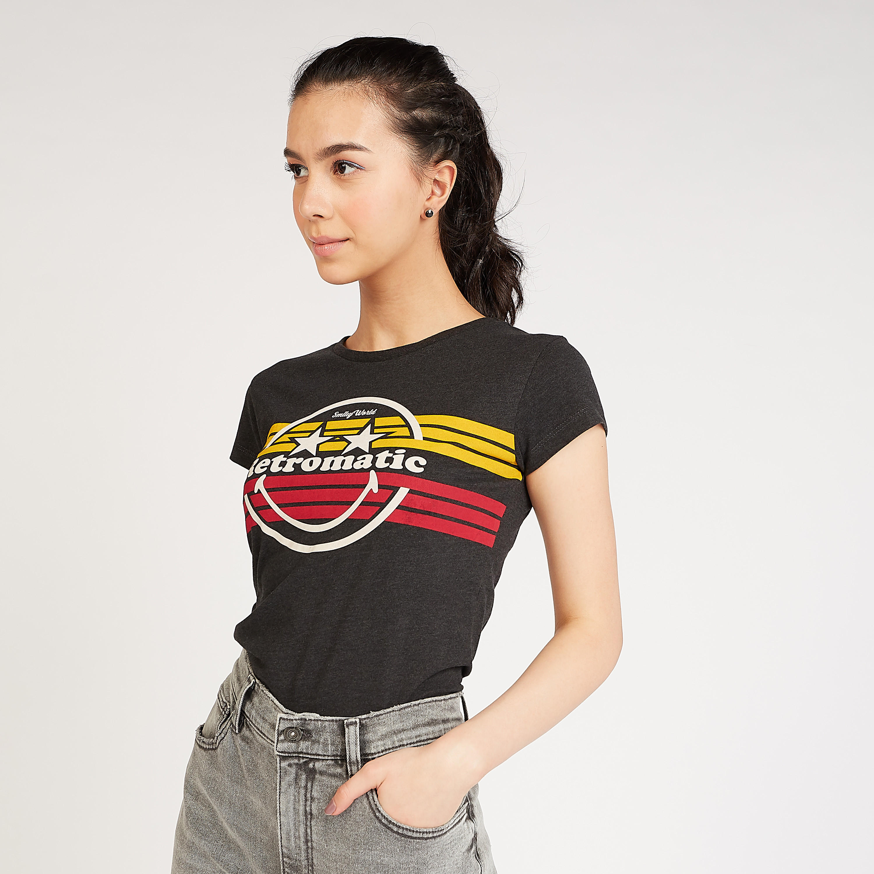 تيشيرت مستدام بياقة ضيقة و طبعات سمايلي وورلد جرافيك-women-clothing-tshirts-image-5