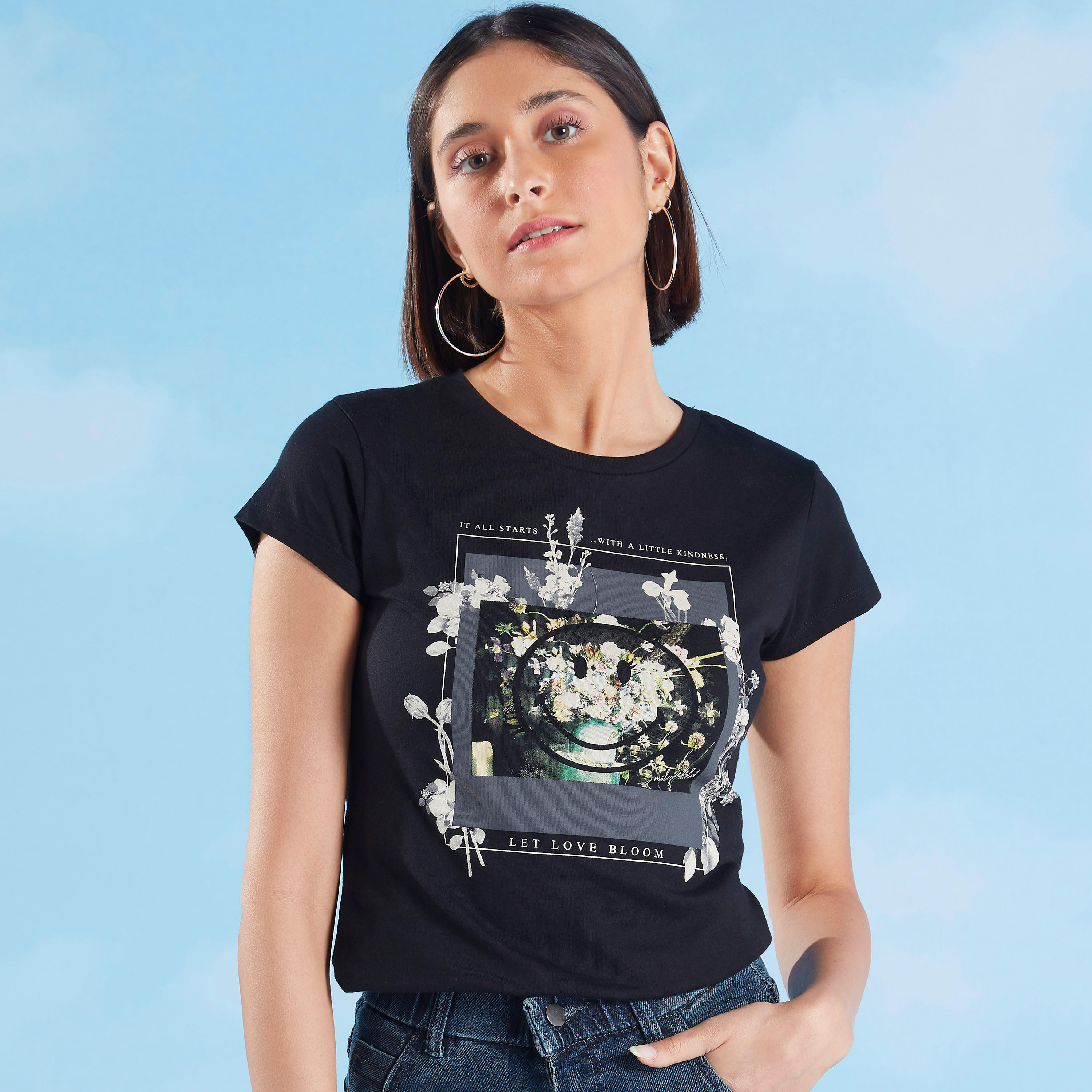 تيشيرت بياقة ضيقة وأكمام كاب وطبعات جرافيك سمايلي وورلد-women-clothing-tshirts-image-1