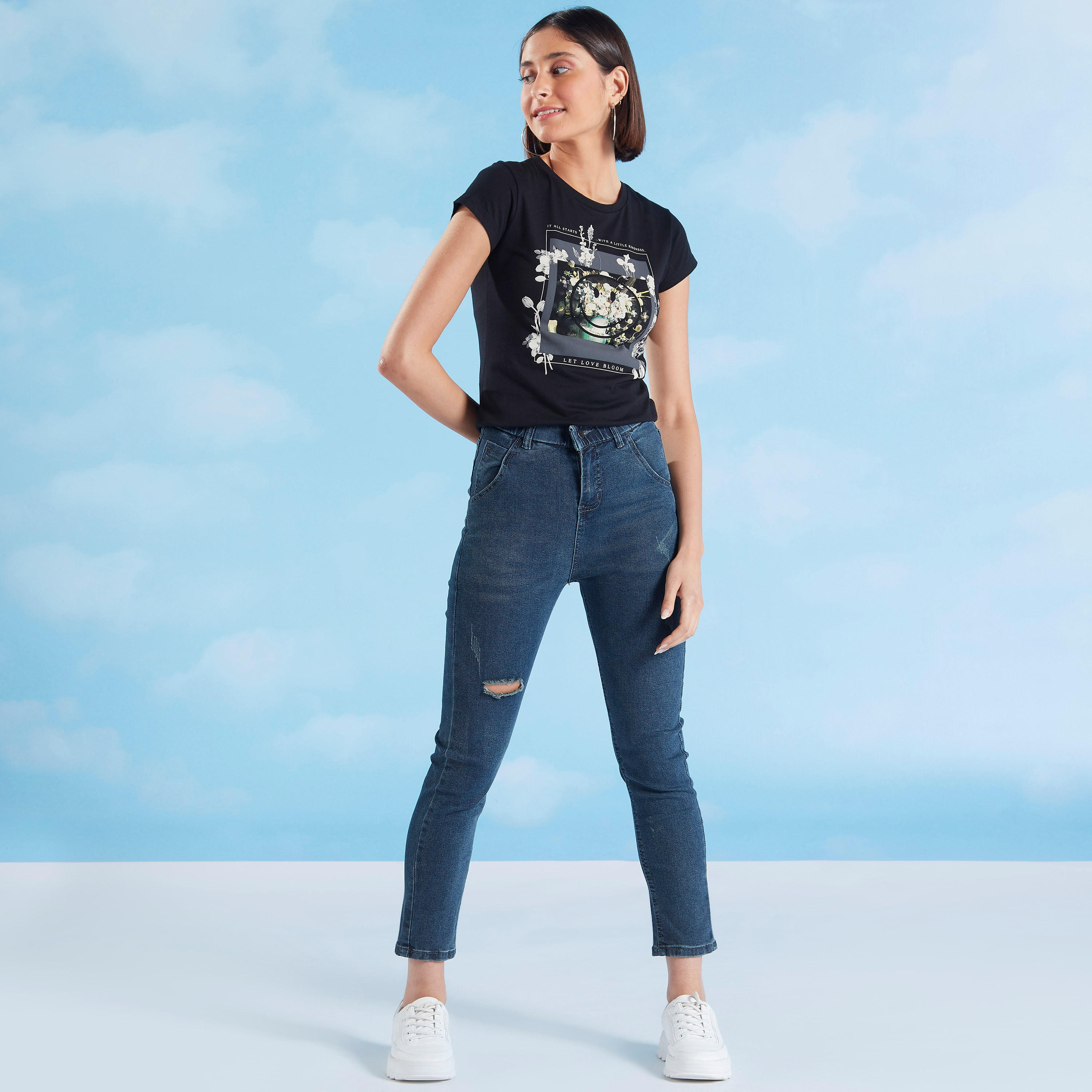 تيشيرت بياقة ضيقة وأكمام كاب وطبعات جرافيك سمايلي وورلد-women-clothing-tshirts-image-2