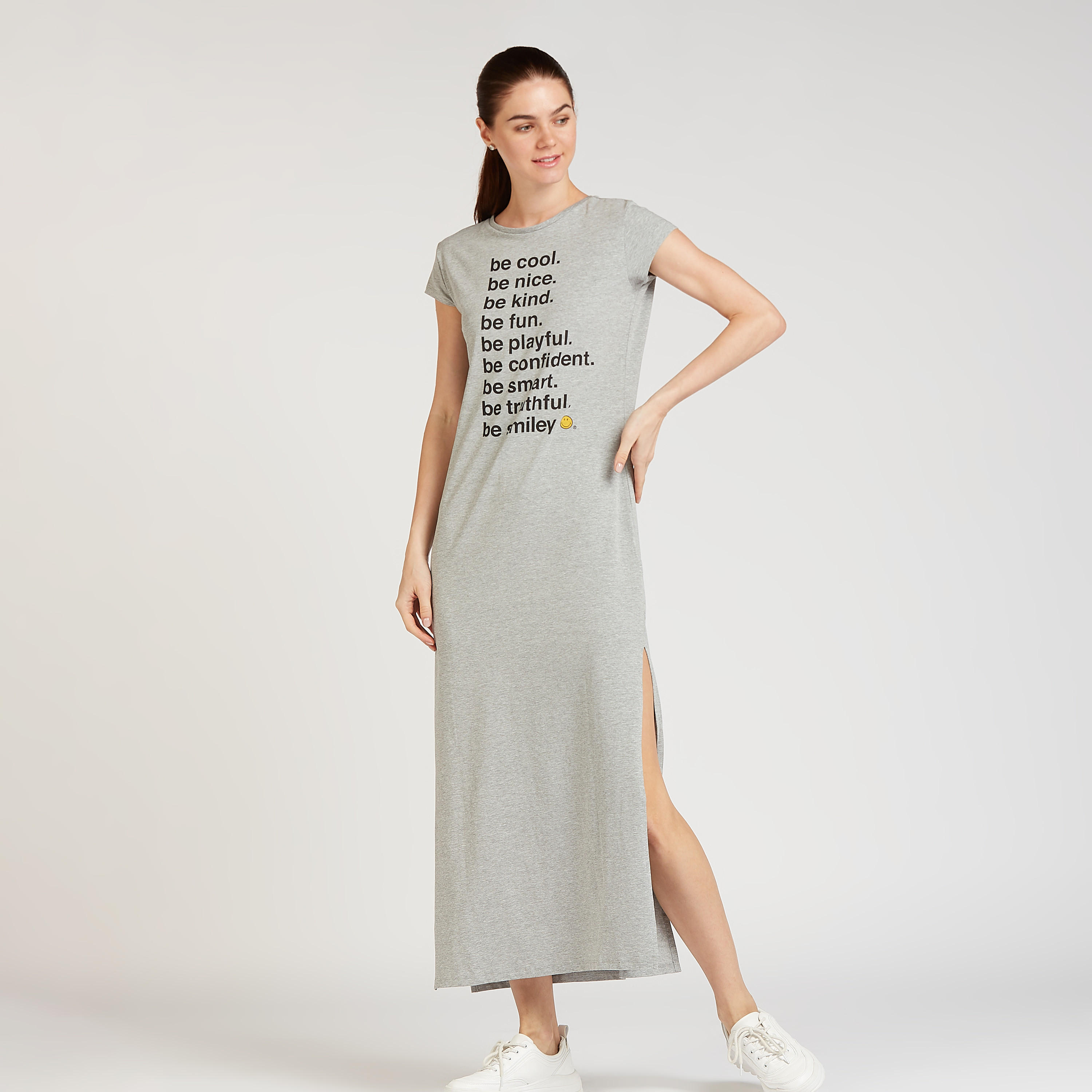 فستان تيشيرت ماكسي بأكمام كاب وشق جانبي وطبعات سمايلي وورلد-women-clothing-dresses-image-1