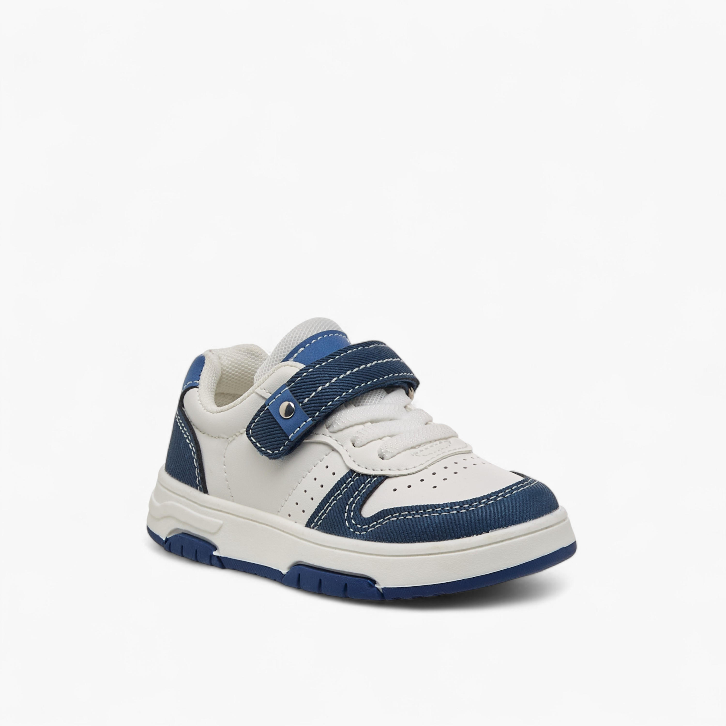 حذاء سنيكرز بشريط إغلاق لاصق للأولاد من جونيورز-boys-shoes-sneakers-image-2