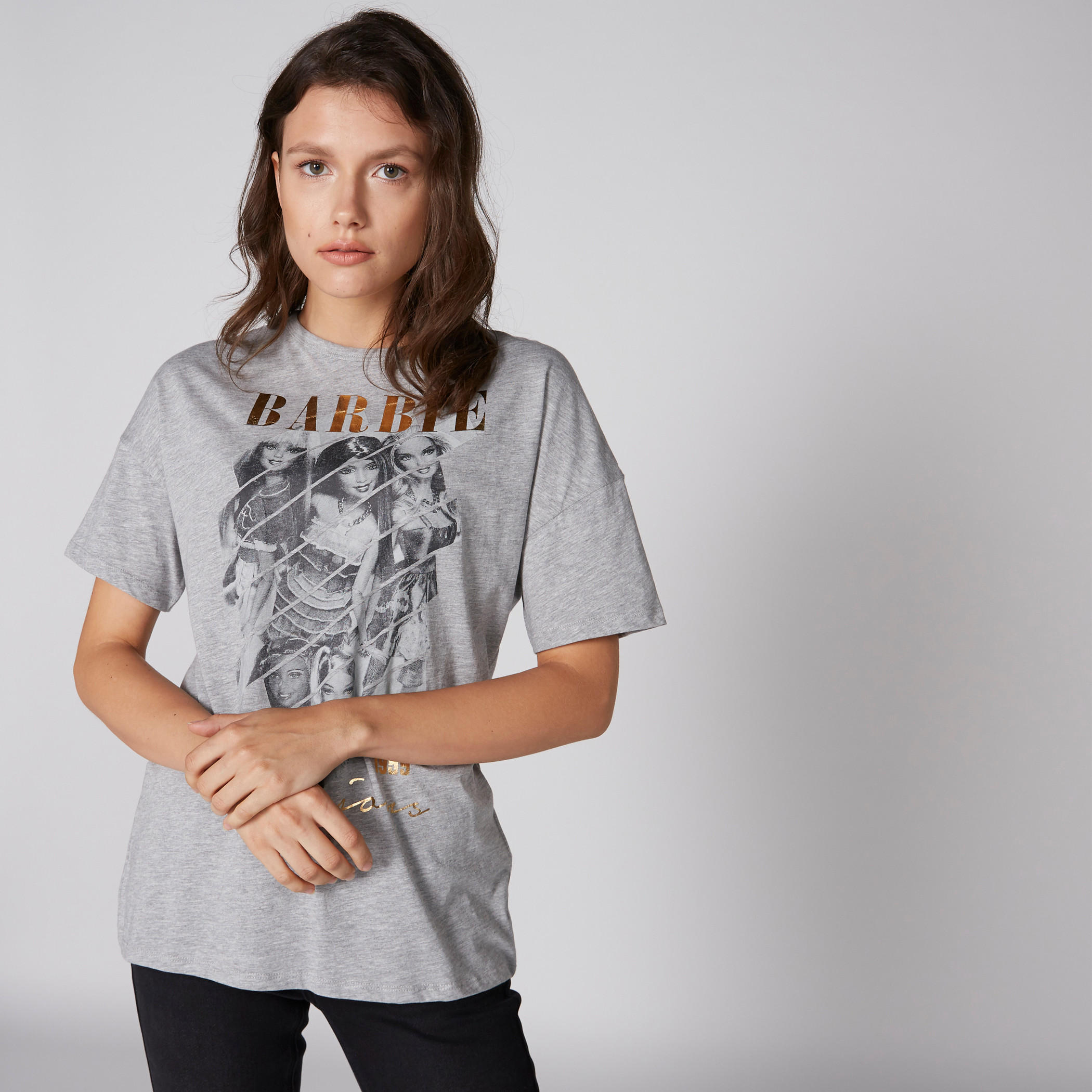 بلوزة بياقة مستديرة وأكمام قصيرة وطبعات باربي-women-clothing-tshirts-image-1