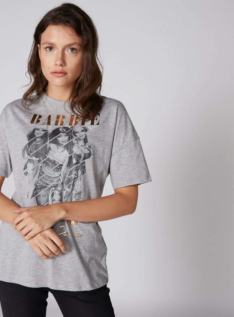 بلوزة بياقة مستديرة وأكمام قصيرة وطبعات باربي-women-clothing-tshirts-image-1