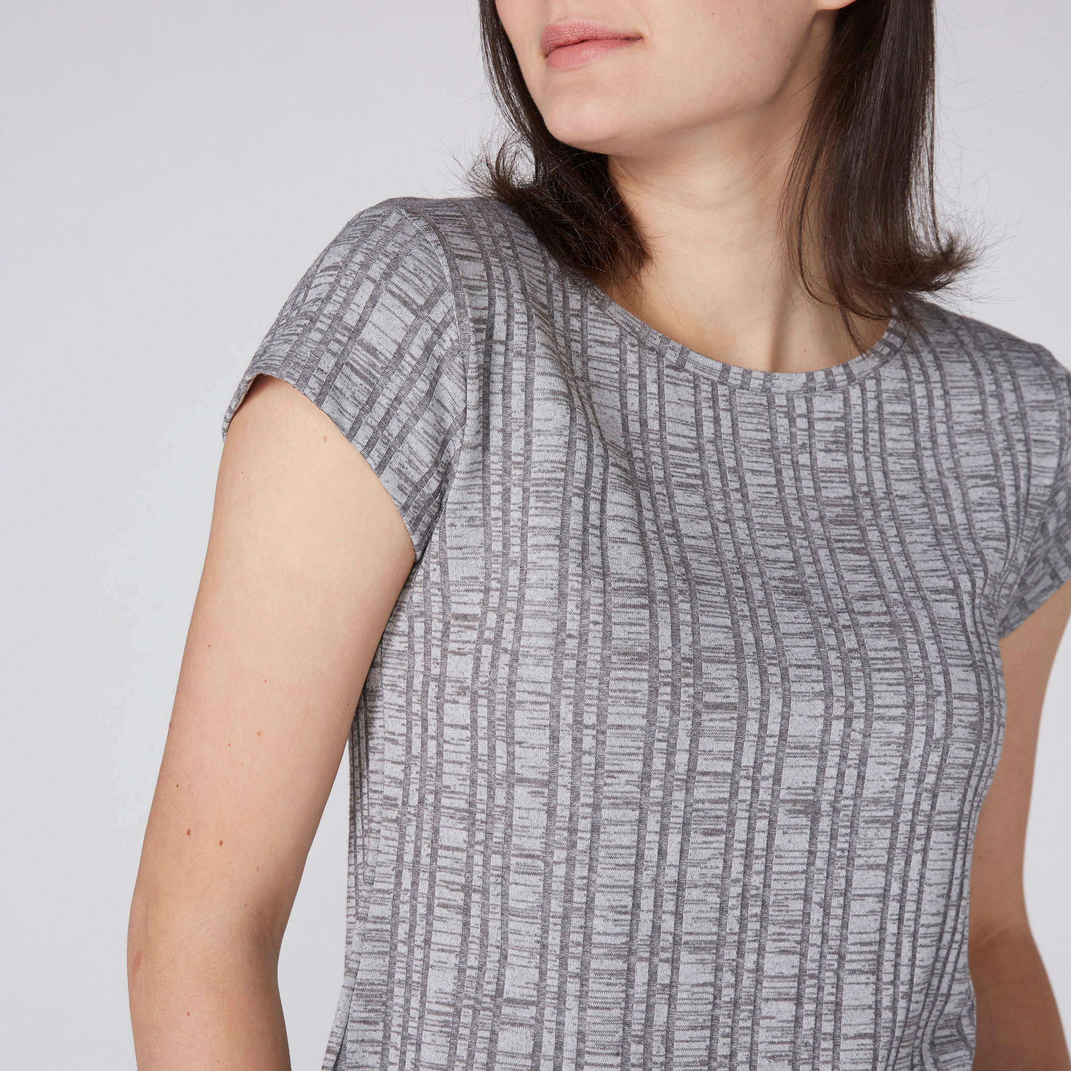 تيشيرت بياقة مستديرة وأكمام كاب وطبعات باربي-women-clothing-shirtsandblouses-shirts-image-3