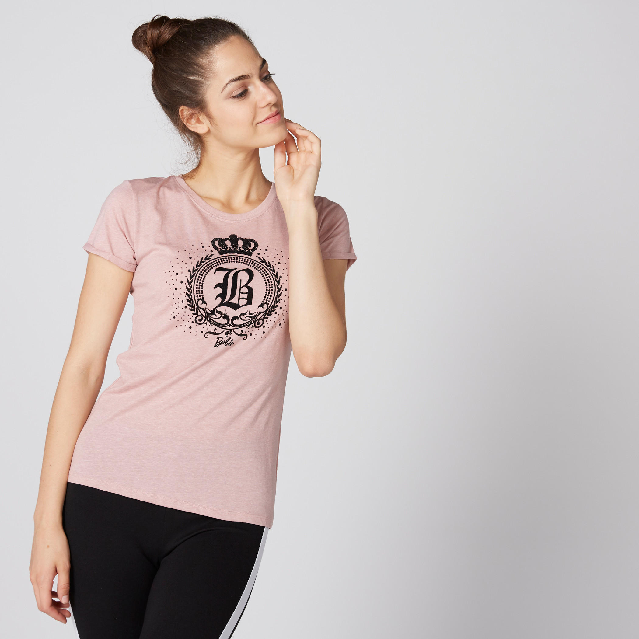 تيشيرت بياقة مستديرة وأكمام قصيرة مزيّن بطبعات باربي-women-clothing-tshirts-image-1