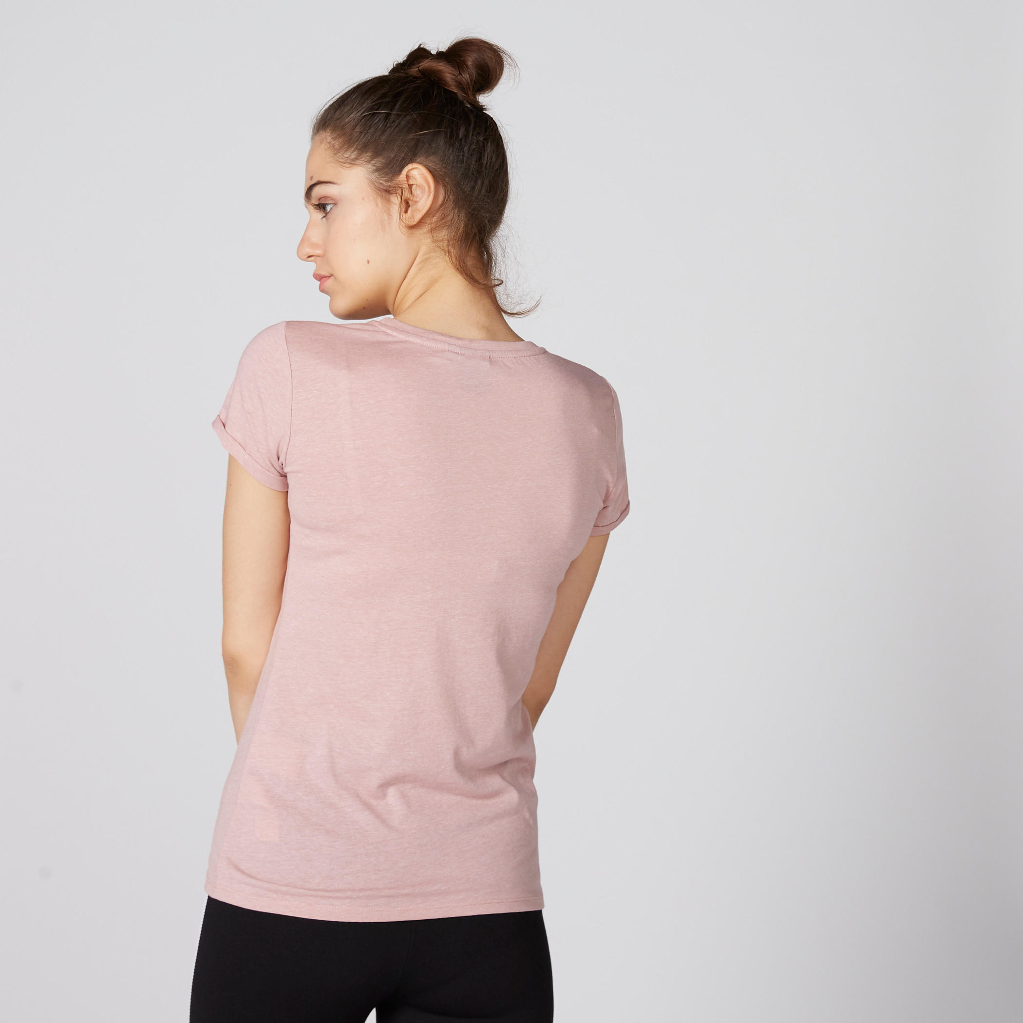 تيشيرت بياقة مستديرة وأكمام قصيرة مزيّن بطبعات باربي-women-clothing-tshirts-image-2