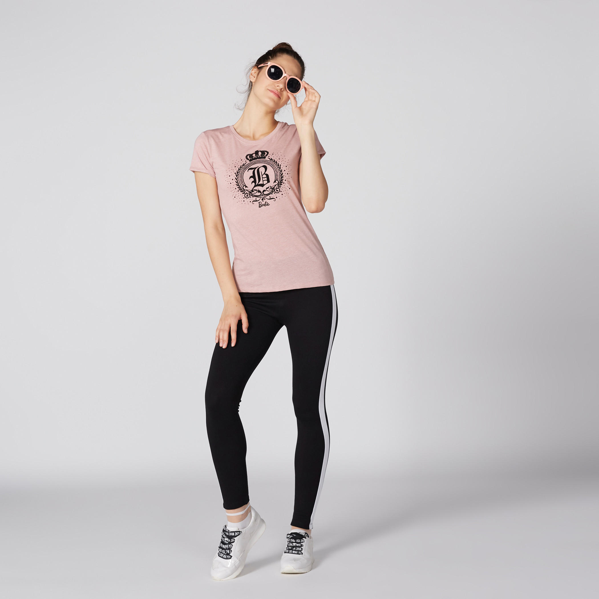 تيشيرت بياقة مستديرة وأكمام قصيرة مزيّن بطبعات باربي-women-clothing-tshirts-image-3