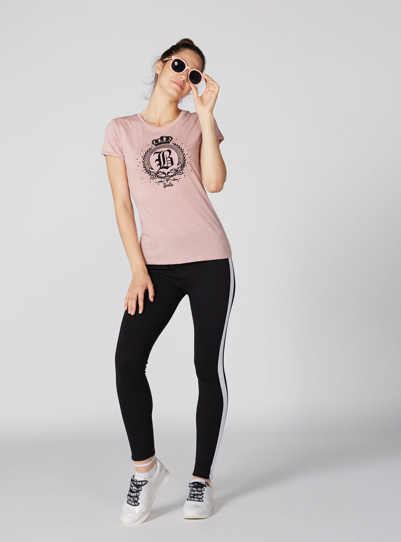 تيشيرت بياقة مستديرة وأكمام قصيرة مزيّن بطبعات باربي-women-clothing-tshirts-image-3