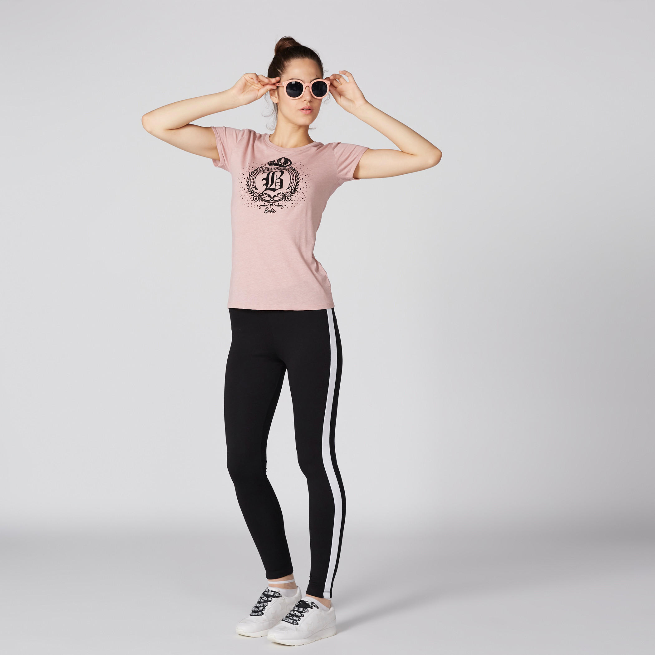 تيشيرت بياقة مستديرة وأكمام قصيرة مزيّن بطبعات باربي-women-clothing-tshirts-image-4