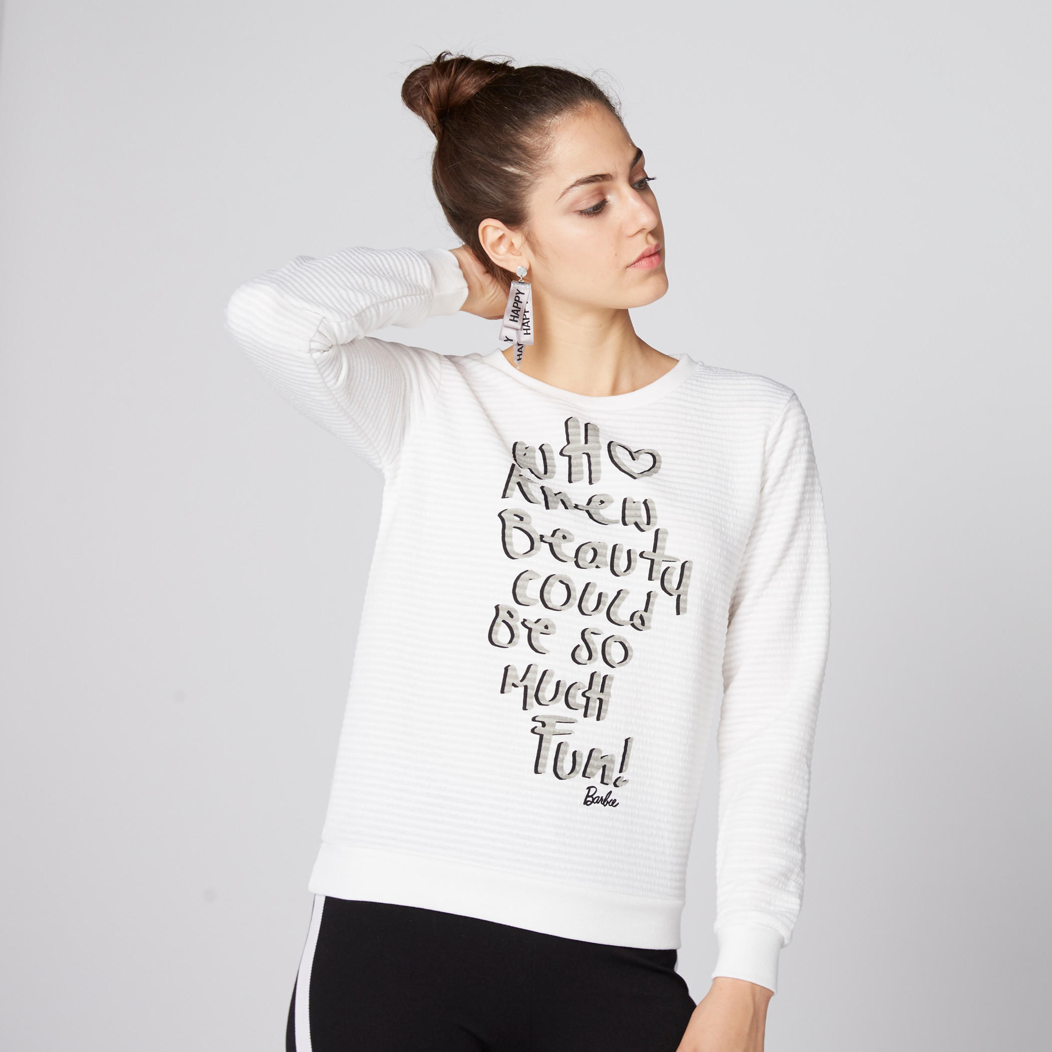 سويت شيرت بطبعات باربي وياقة مستديرة وأكمام طويلة-women-winterwear-hoodiesandsweatshirts-sweatshirts-image-1