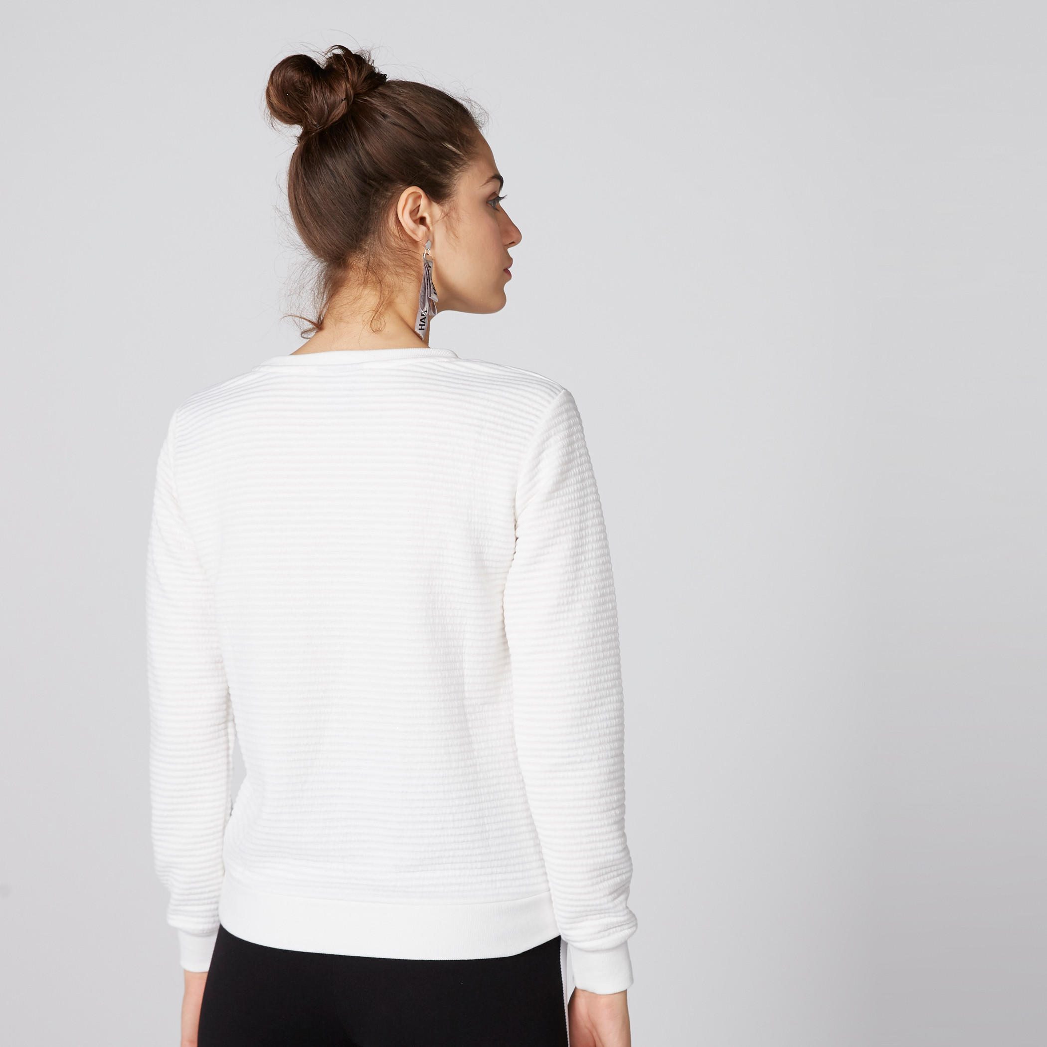سويت شيرت بطبعات باربي وياقة مستديرة وأكمام طويلة-women-winterwear-hoodiesandsweatshirts-sweatshirts-image-3