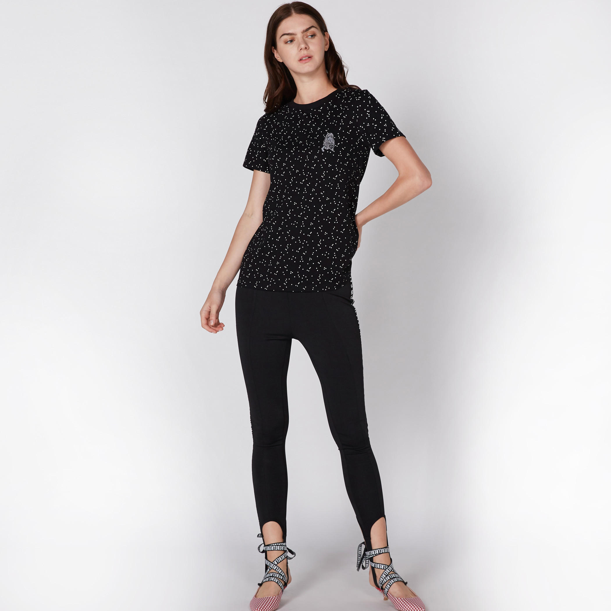 تيشيرت بياقة مستديرة وأكمام قصيرة مع طبعات باربي-women-clothing-tshirts-image-1