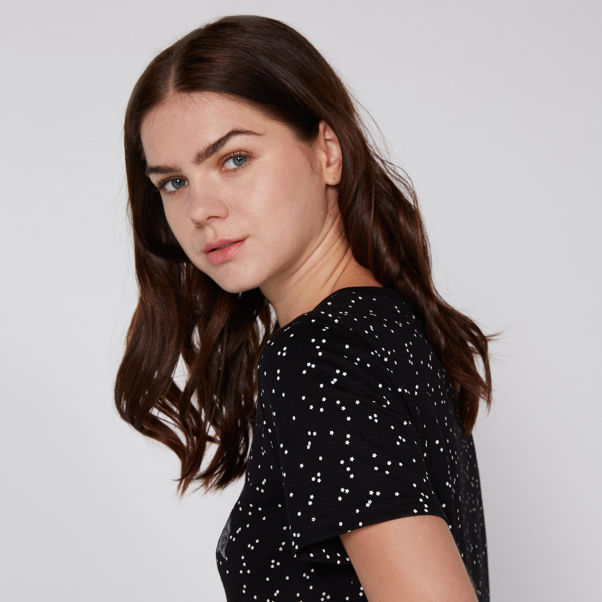 تيشيرت بياقة مستديرة وأكمام قصيرة مع طبعات باربي-women-clothing-tshirts-image-2