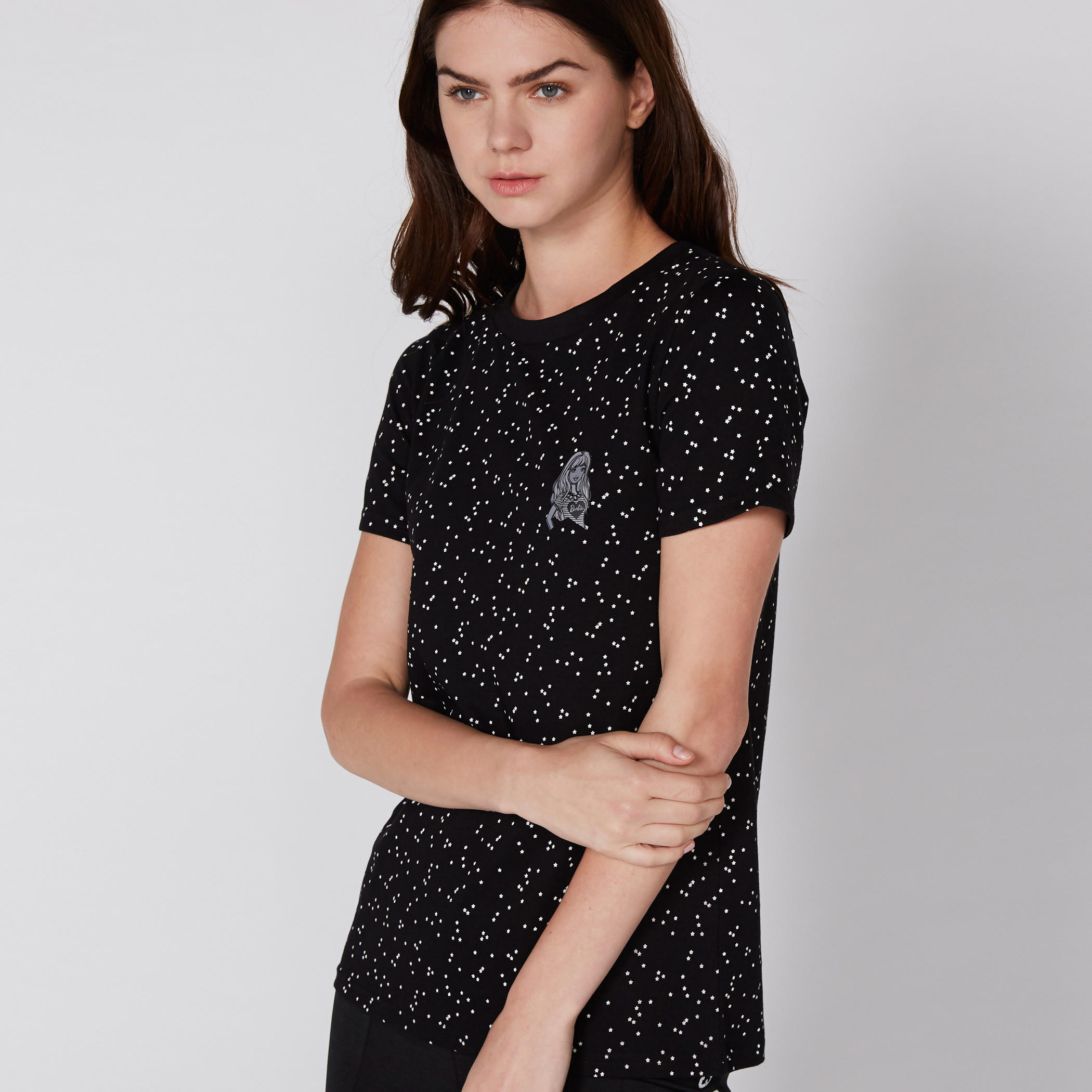 تيشيرت بياقة مستديرة وأكمام قصيرة مع طبعات باربي-women-clothing-tshirts-image-3
