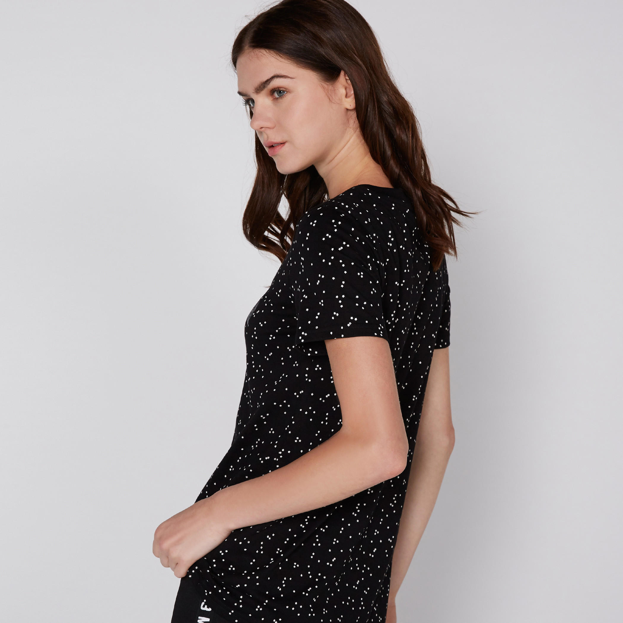 تيشيرت بياقة مستديرة وأكمام قصيرة مع طبعات باربي-women-clothing-tshirts-image-4