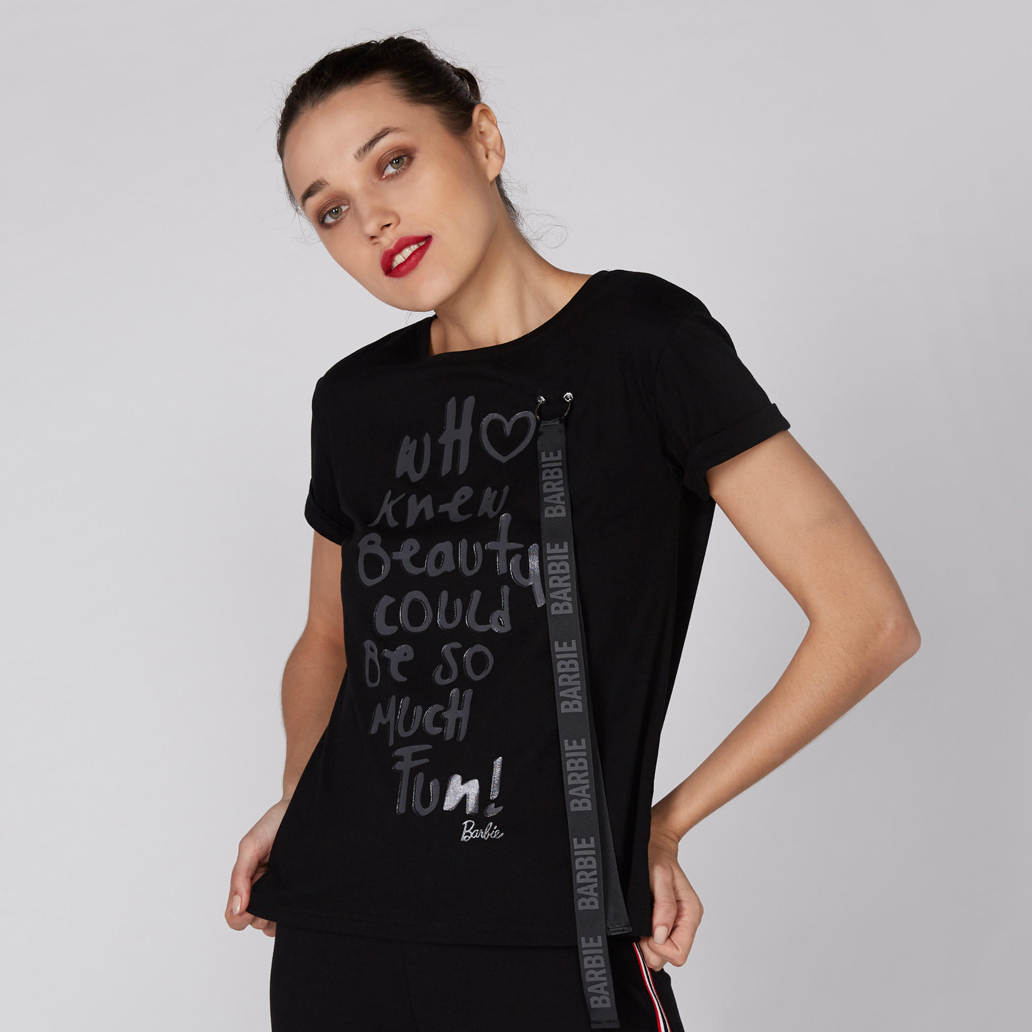 تيشيرت بياقة مستديرة وأكمام قصيرة مزيّن بطبعات باربي-women-clothing-tshirts-image-1