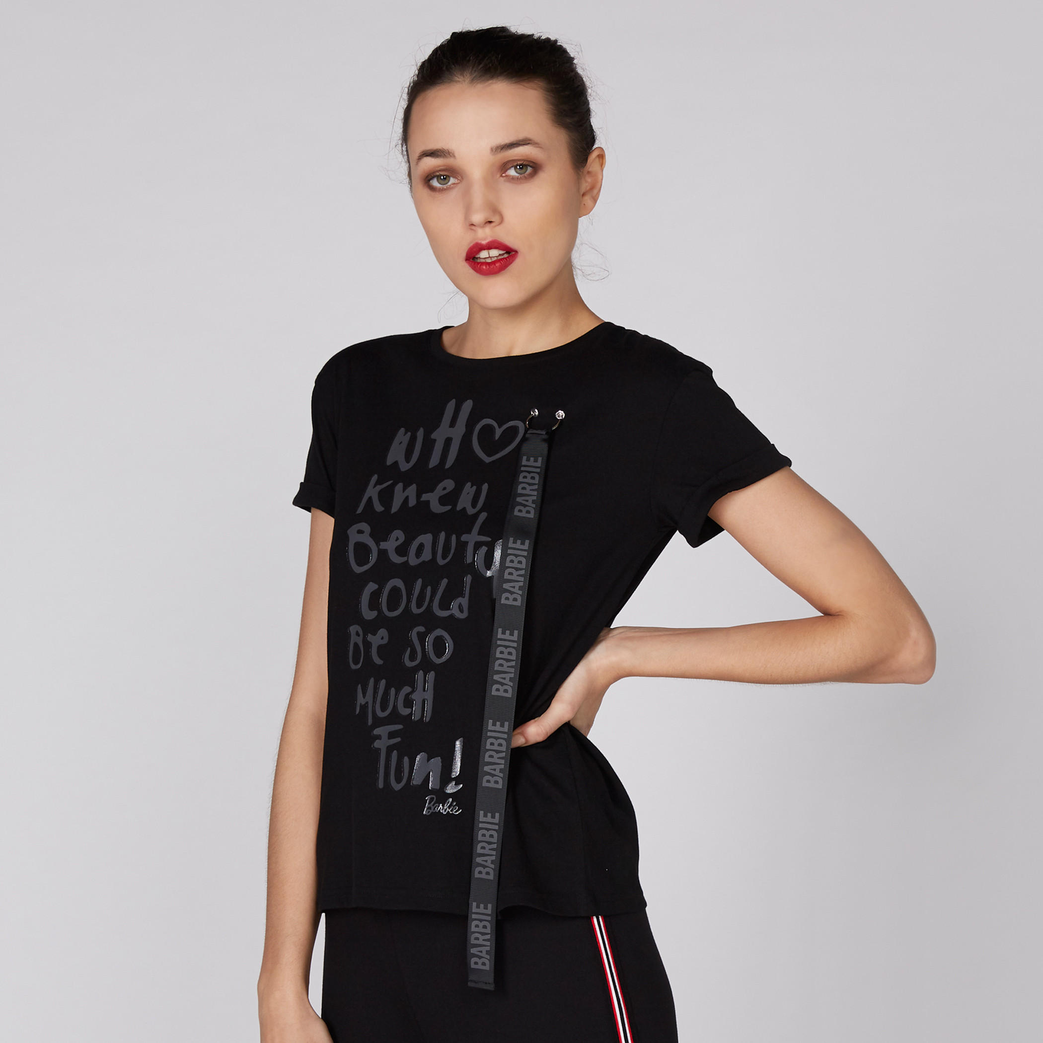 تيشيرت بياقة مستديرة وأكمام قصيرة مزيّن بطبعات باربي-women-clothing-tshirts-image-2