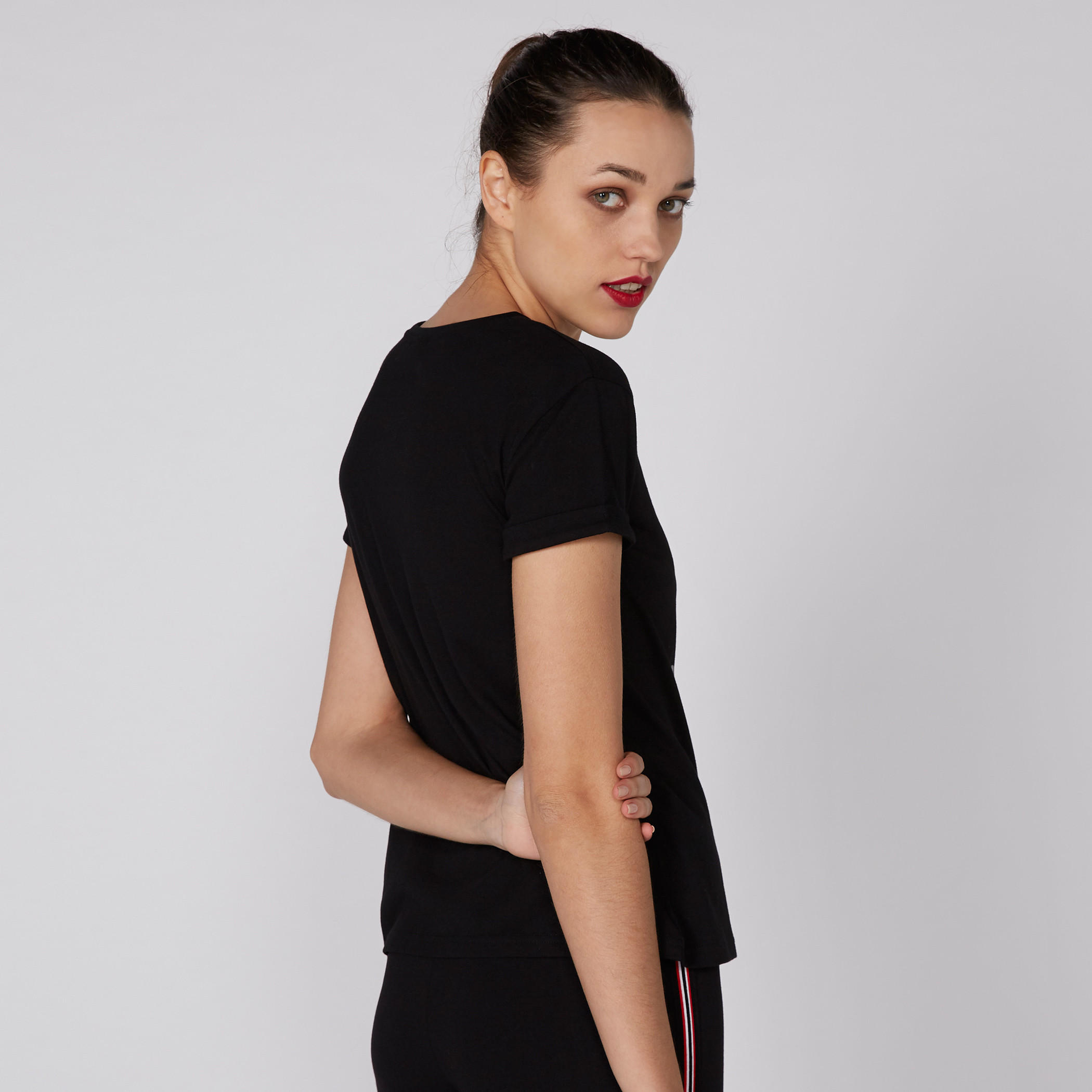 تيشيرت بياقة مستديرة وأكمام قصيرة مزيّن بطبعات باربي-women-clothing-tshirts-image-3