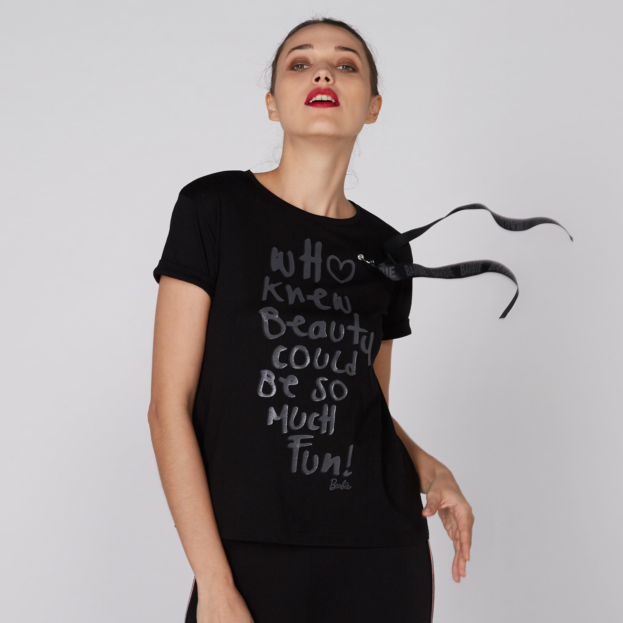 تيشيرت بياقة مستديرة وأكمام قصيرة مزيّن بطبعات باربي-women-clothing-tshirts-image-4