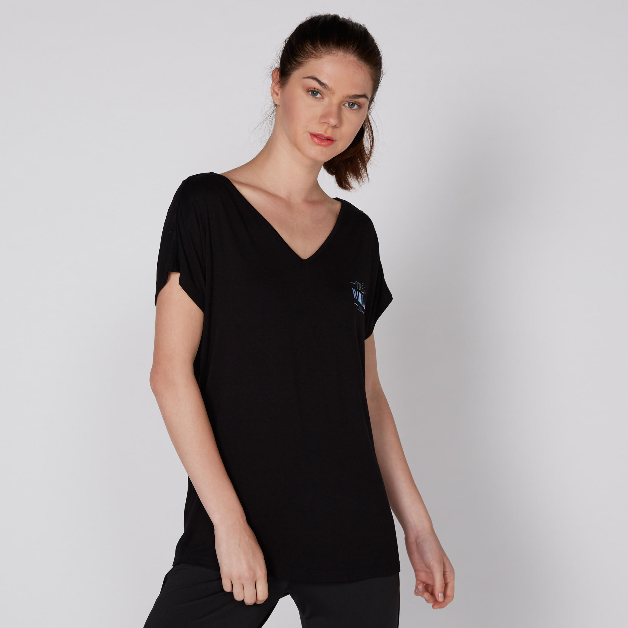 بلوزة بياقة V وأكمام قصيرة مع طبعات باربي-women-clothing-shirtsandblouses-blouses-image-1