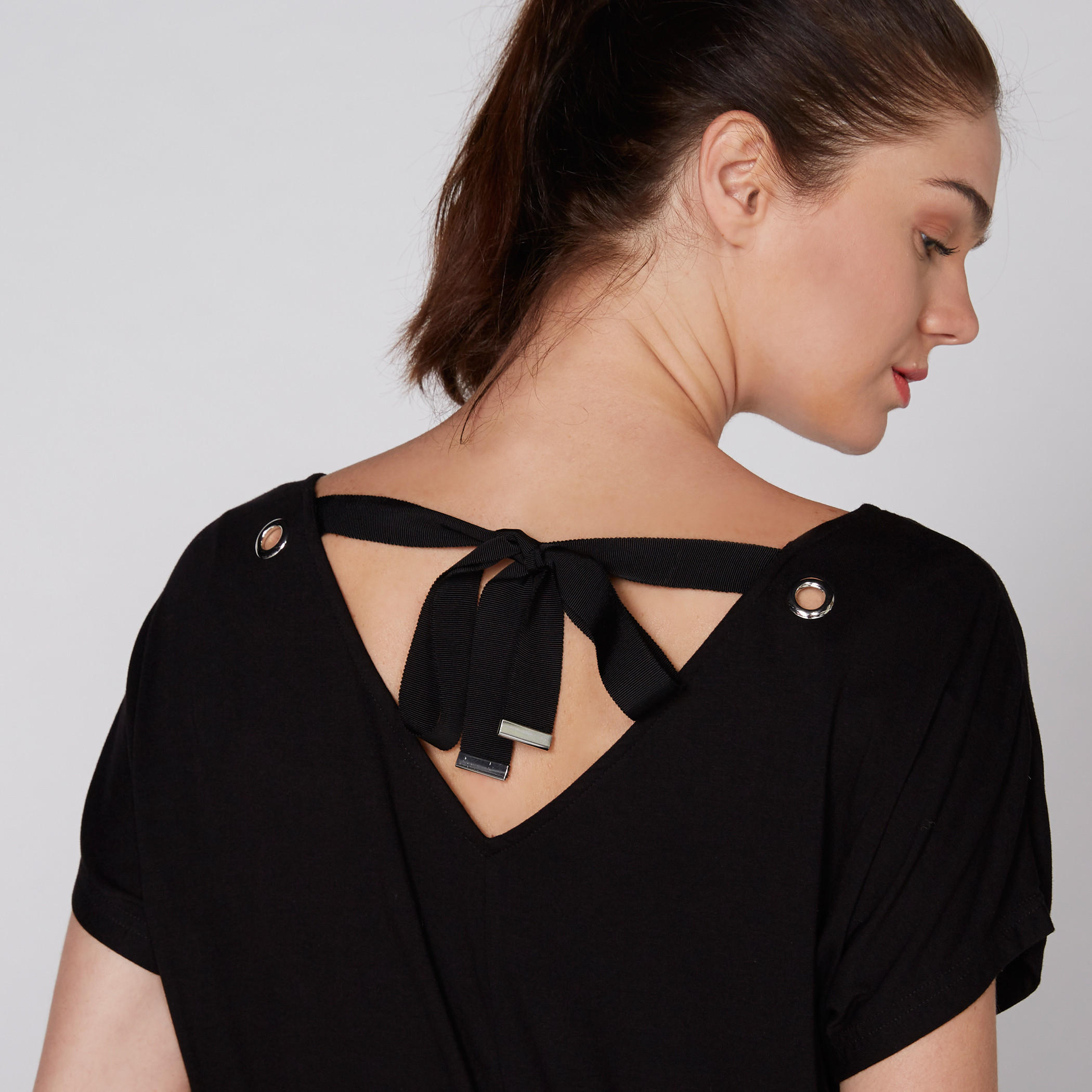 بلوزة بياقة V وأكمام قصيرة مع طبعات باربي-women-clothing-shirtsandblouses-blouses-image-2