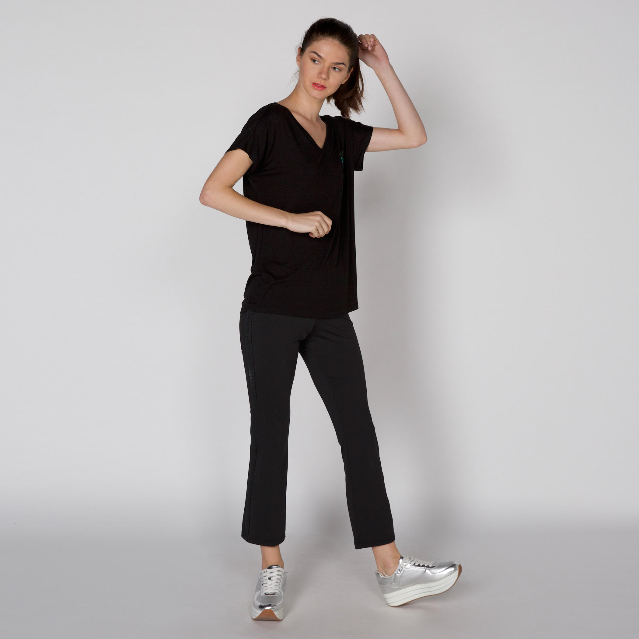 بلوزة بياقة V وأكمام قصيرة مع طبعات باربي-women-clothing-shirtsandblouses-blouses-image-3