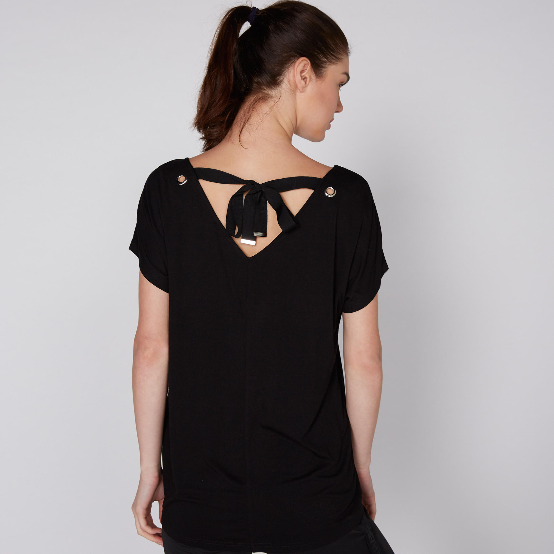 بلوزة بياقة V وأكمام قصيرة مع طبعات باربي-women-clothing-shirtsandblouses-blouses-image-4