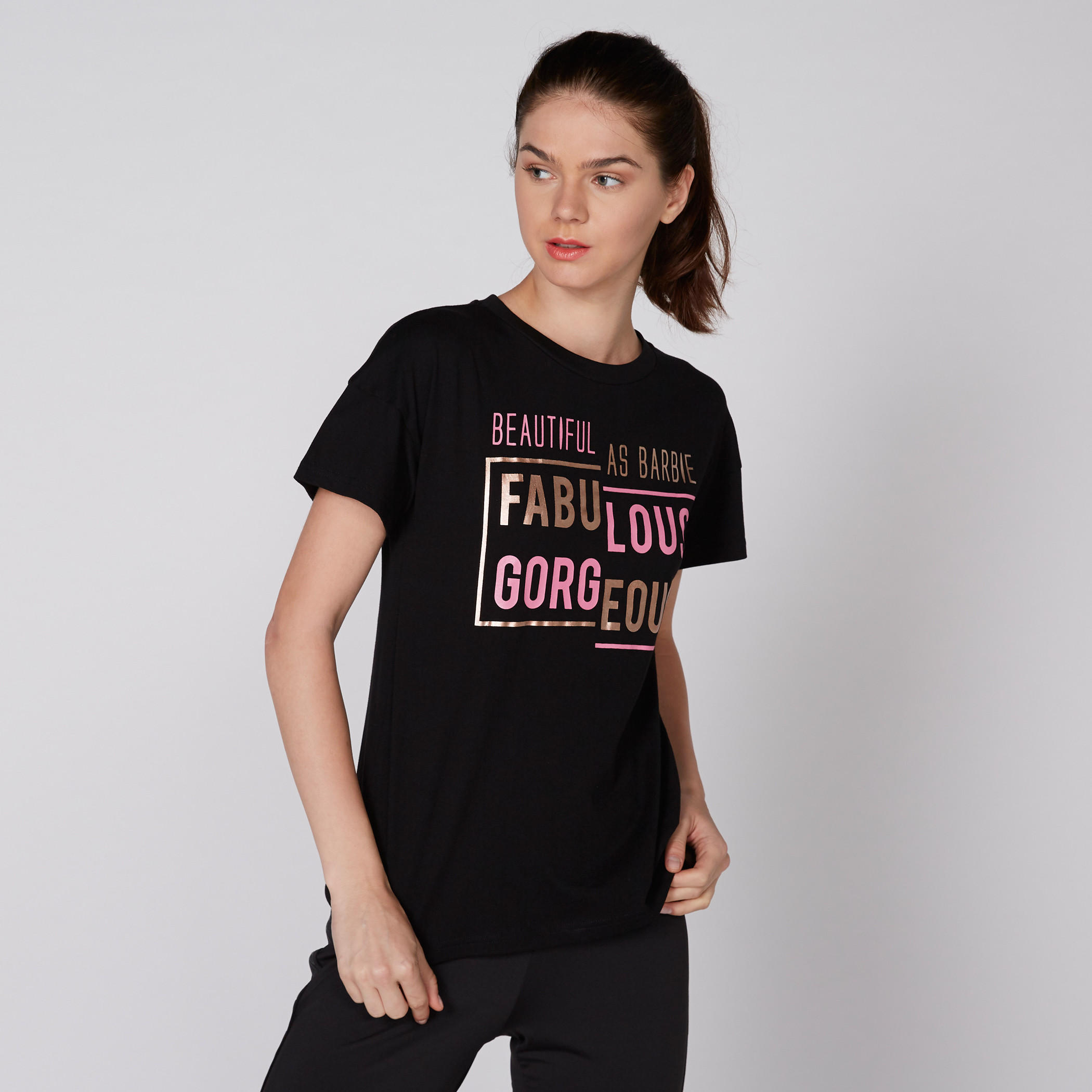 تيشيرت بياقة مستديرة وأكمام قصيرة مع طبعات باربي-women-clothing-tshirts-image-1