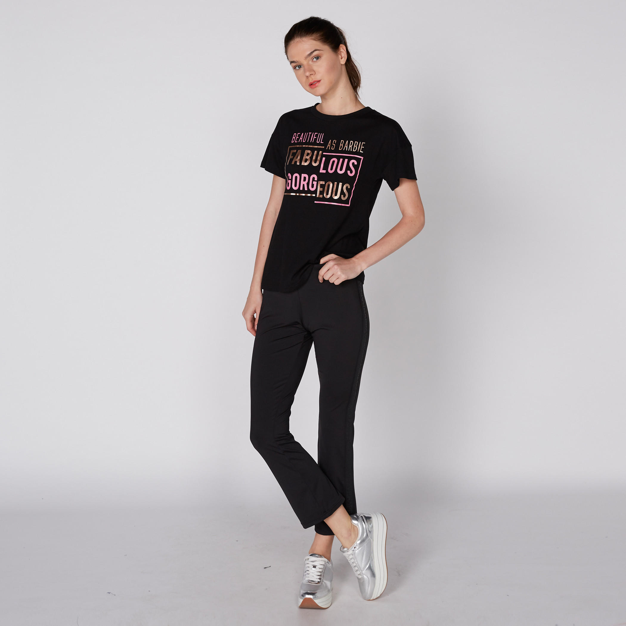 تيشيرت بياقة مستديرة وأكمام قصيرة مع طبعات باربي-women-clothing-tshirts-image-2