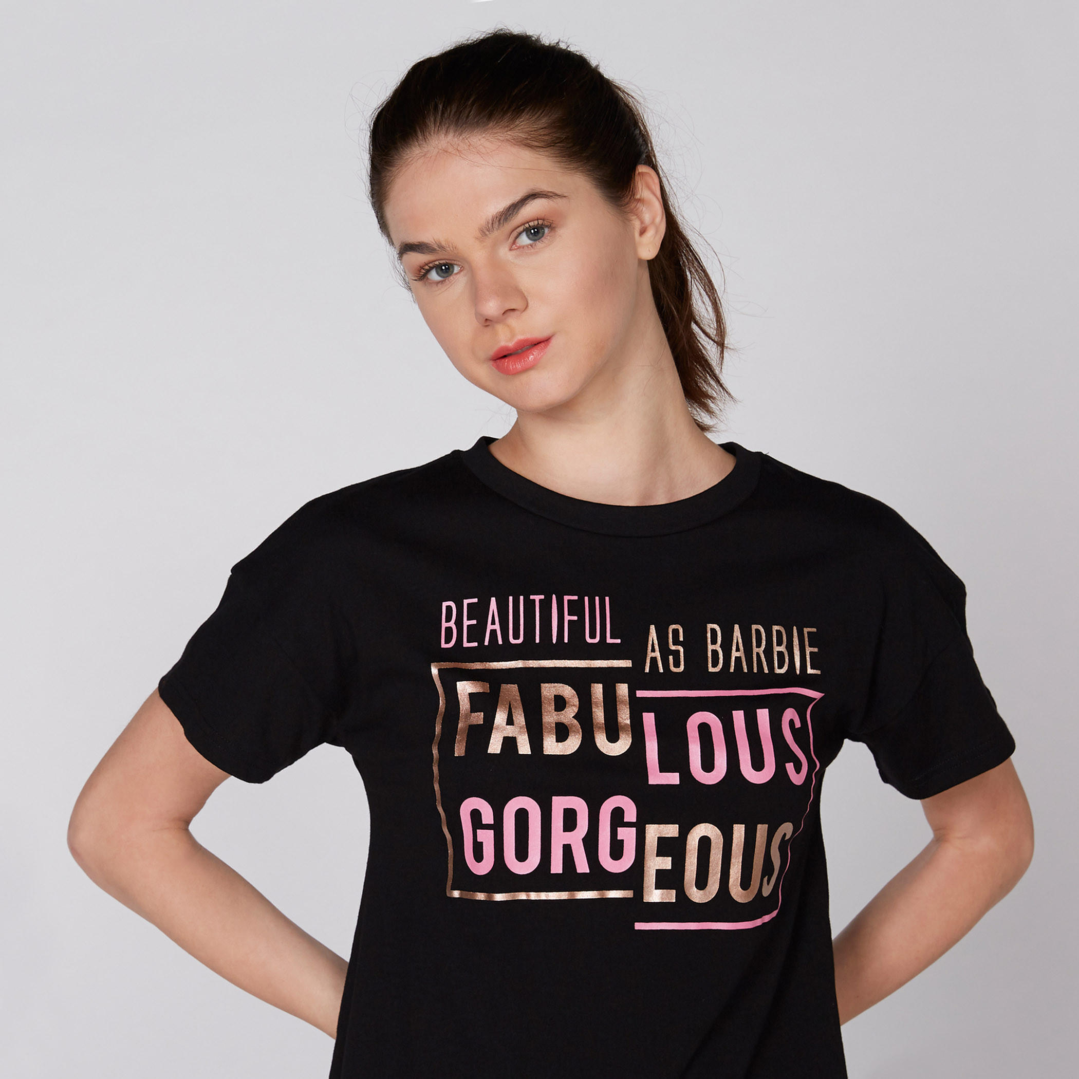 تيشيرت بياقة مستديرة وأكمام قصيرة مع طبعات باربي-women-clothing-tshirts-image-3
