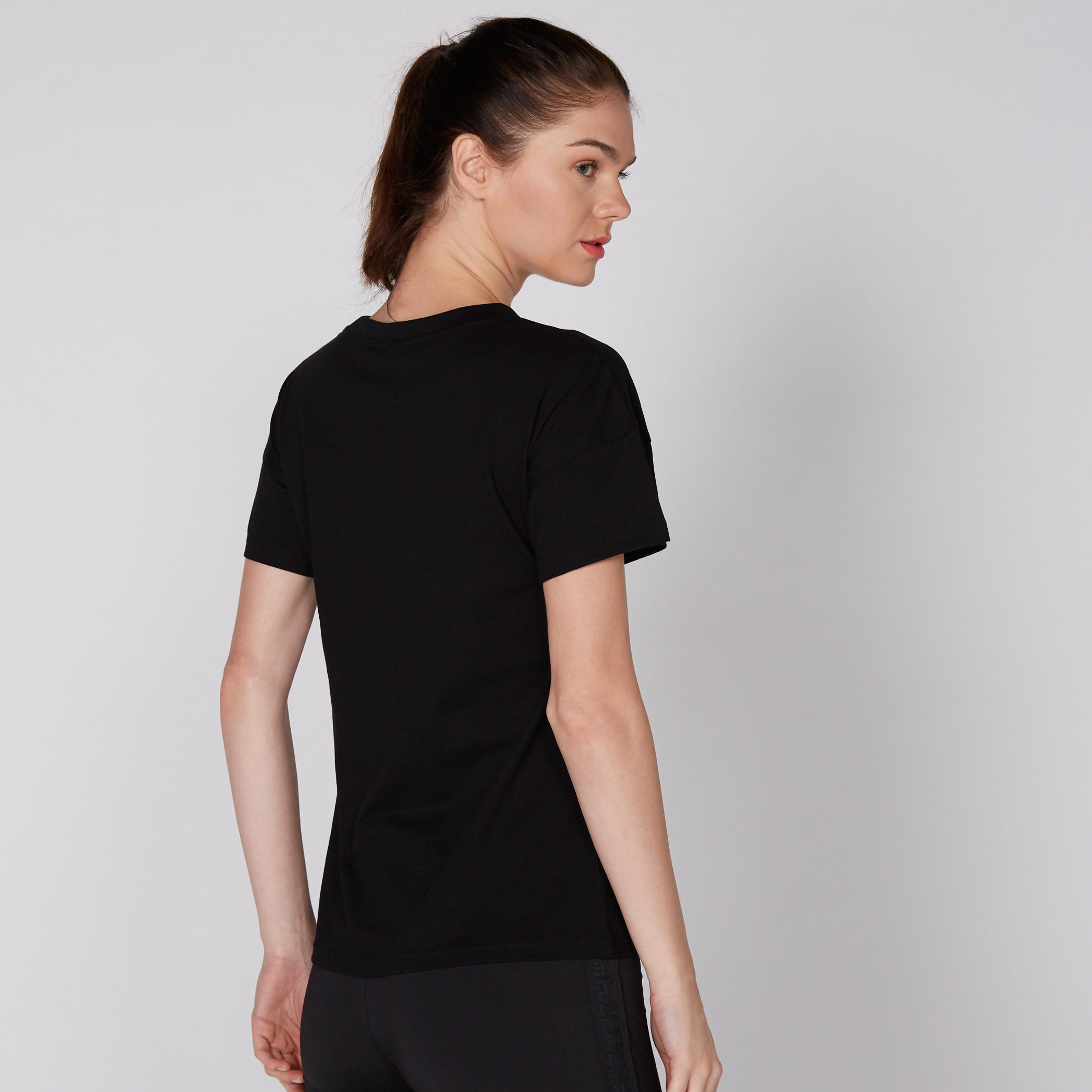 تيشيرت بياقة مستديرة وأكمام قصيرة مع طبعات باربي-women-clothing-tshirts-image-4