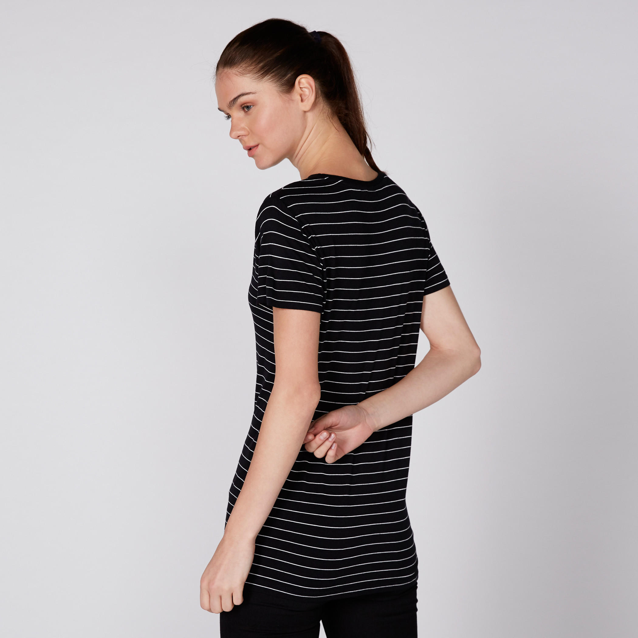 تيشيرت مقلّم بياقة مستديرة وأكمام قصيرة-women-clothing-tshirts-image-4