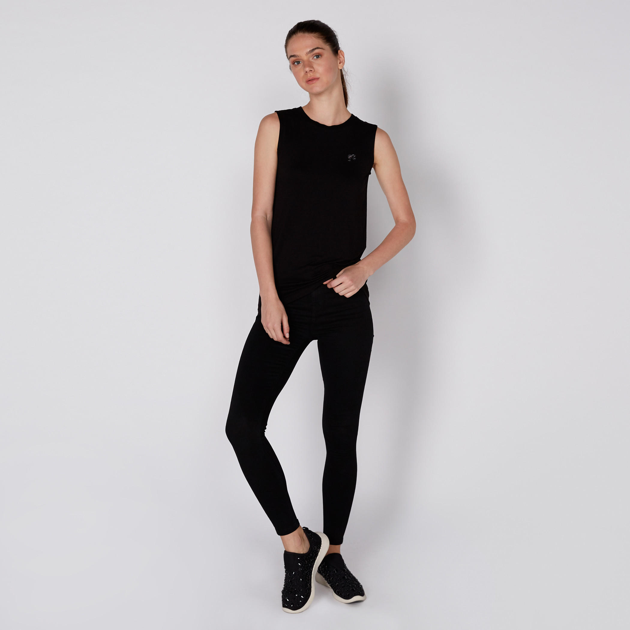 تيشيرت دون أكمام بياقة مستديرة وطبعات باربي-women-clothing-tshirts-image-2