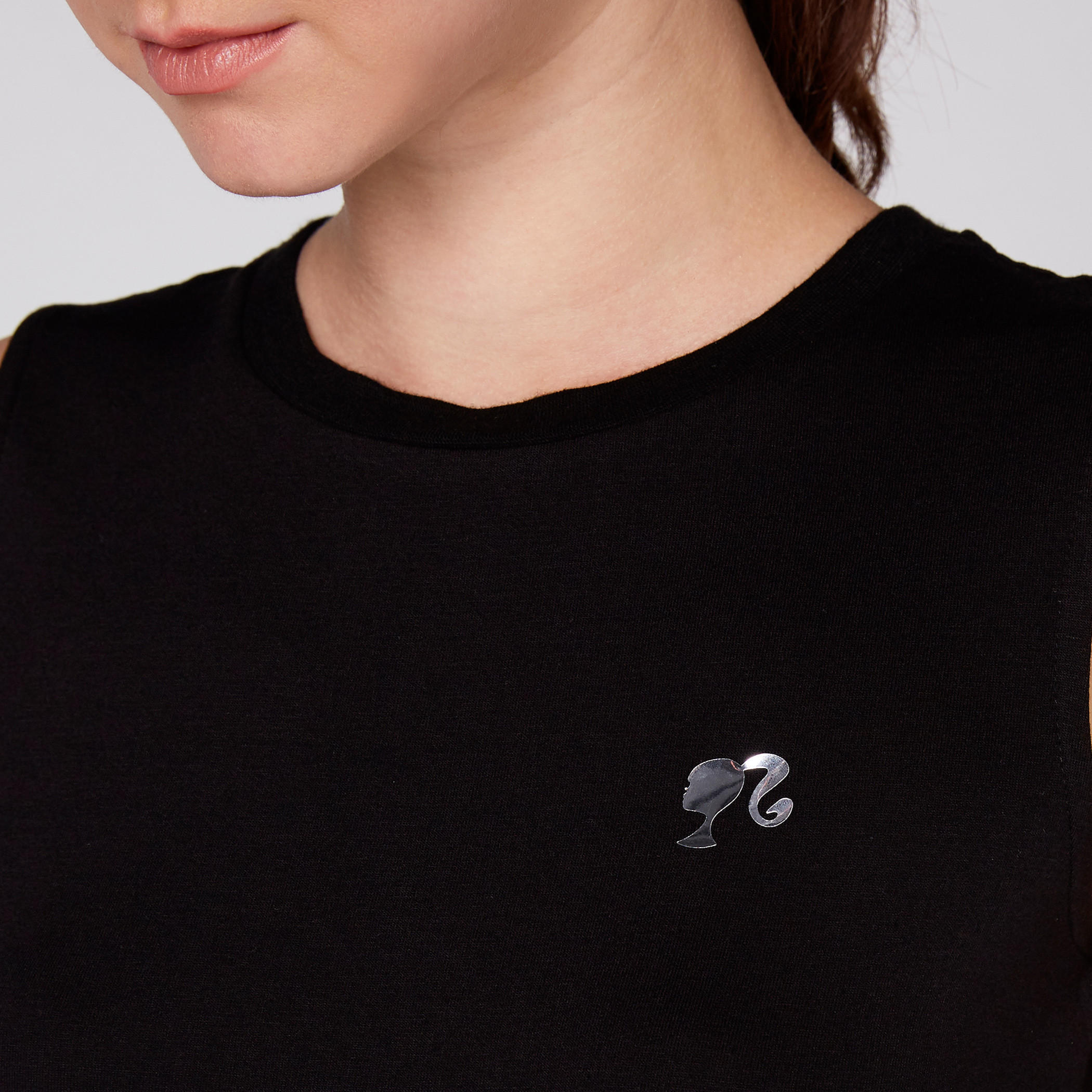 تيشيرت دون أكمام بياقة مستديرة وطبعات باربي-women-clothing-tshirts-image-3