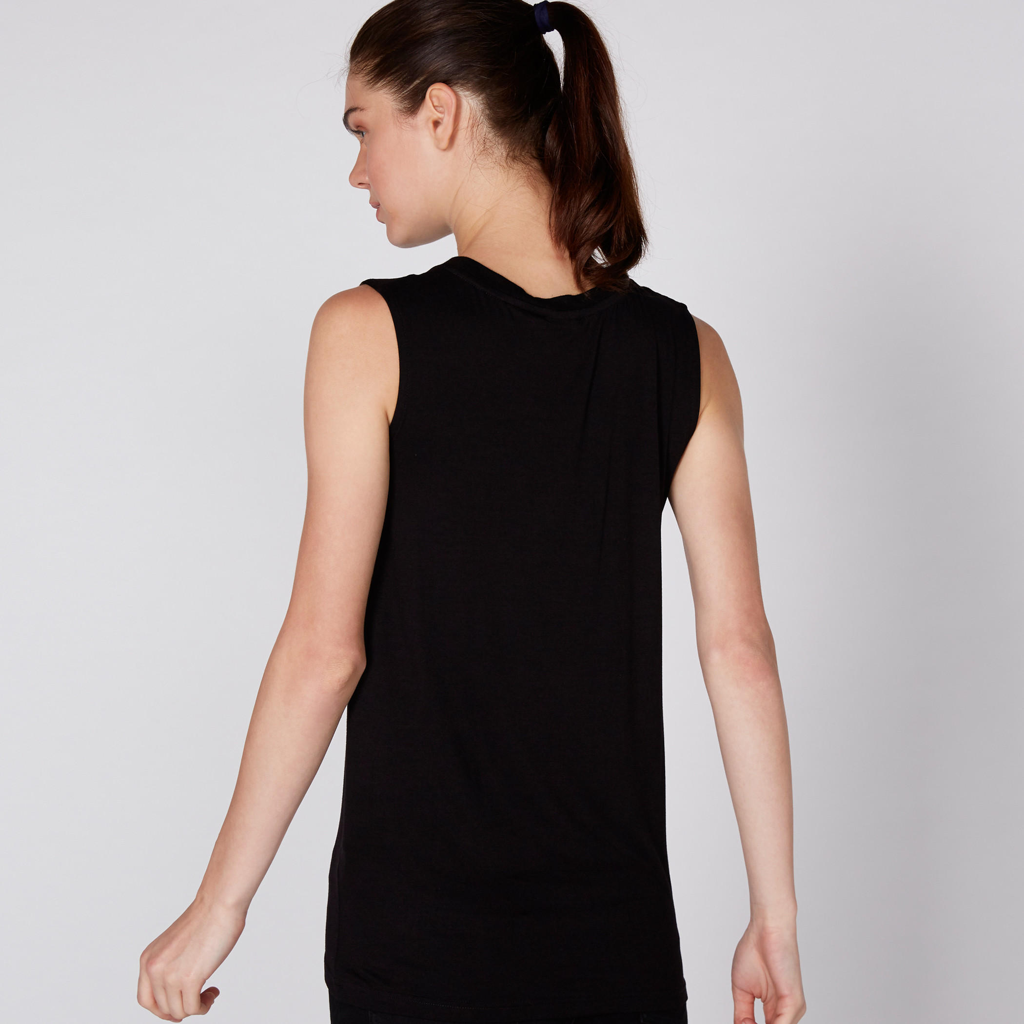 تيشيرت دون أكمام بياقة مستديرة وطبعات باربي-women-clothing-tshirts-image-4