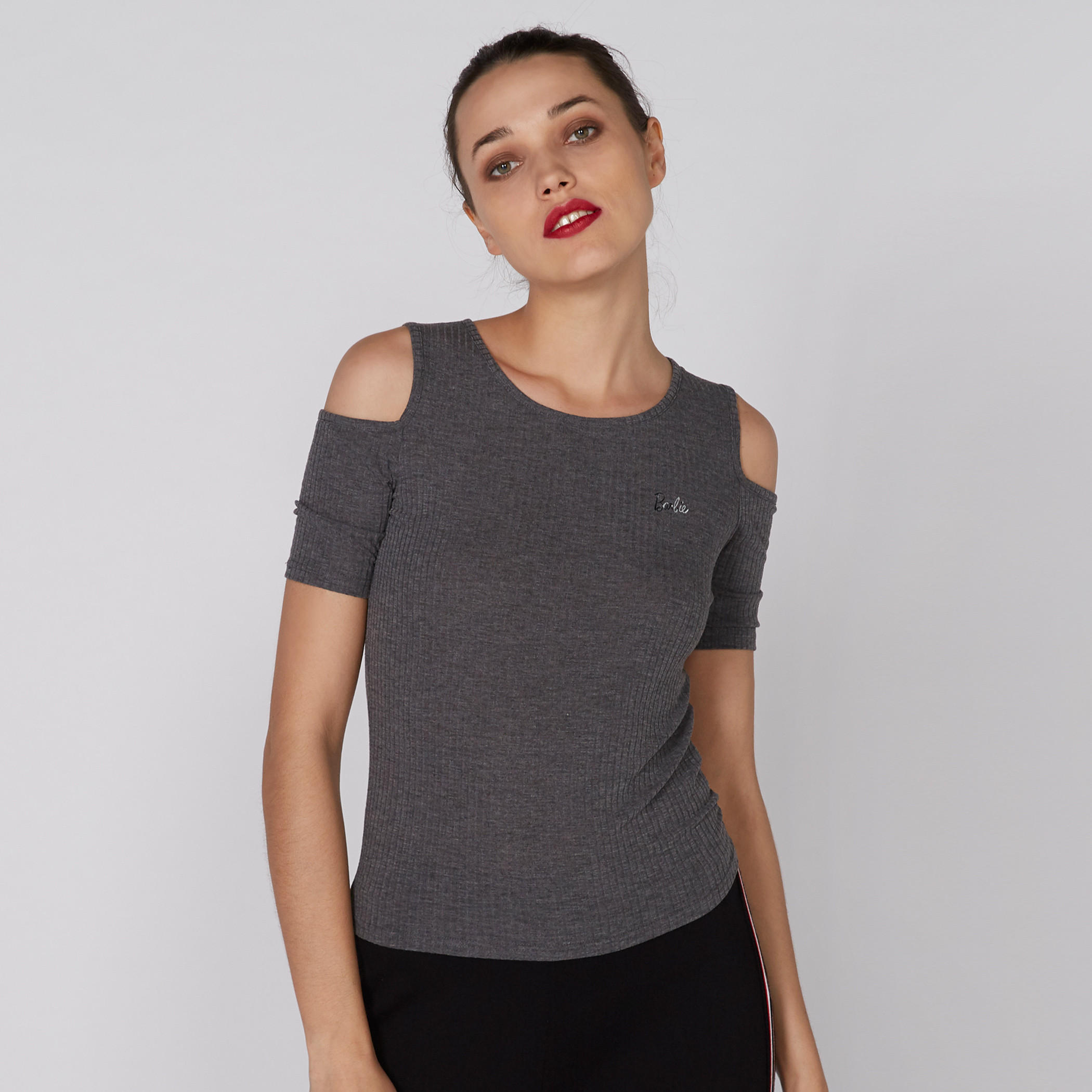 بلوزة بطبعات باربي بياقة مستديرة وأكتاف مكشوفة-women-clothing-shirtsandblouses-blouses-image-1