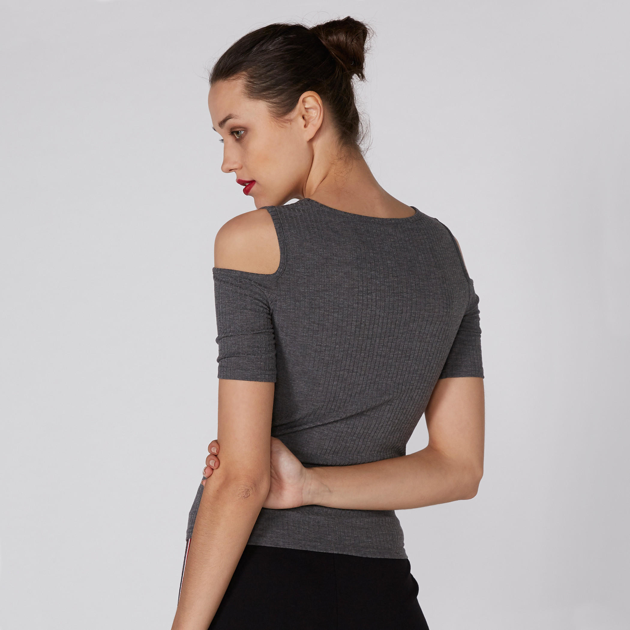 بلوزة بطبعات باربي بياقة مستديرة وأكتاف مكشوفة-women-clothing-shirtsandblouses-blouses-image-3