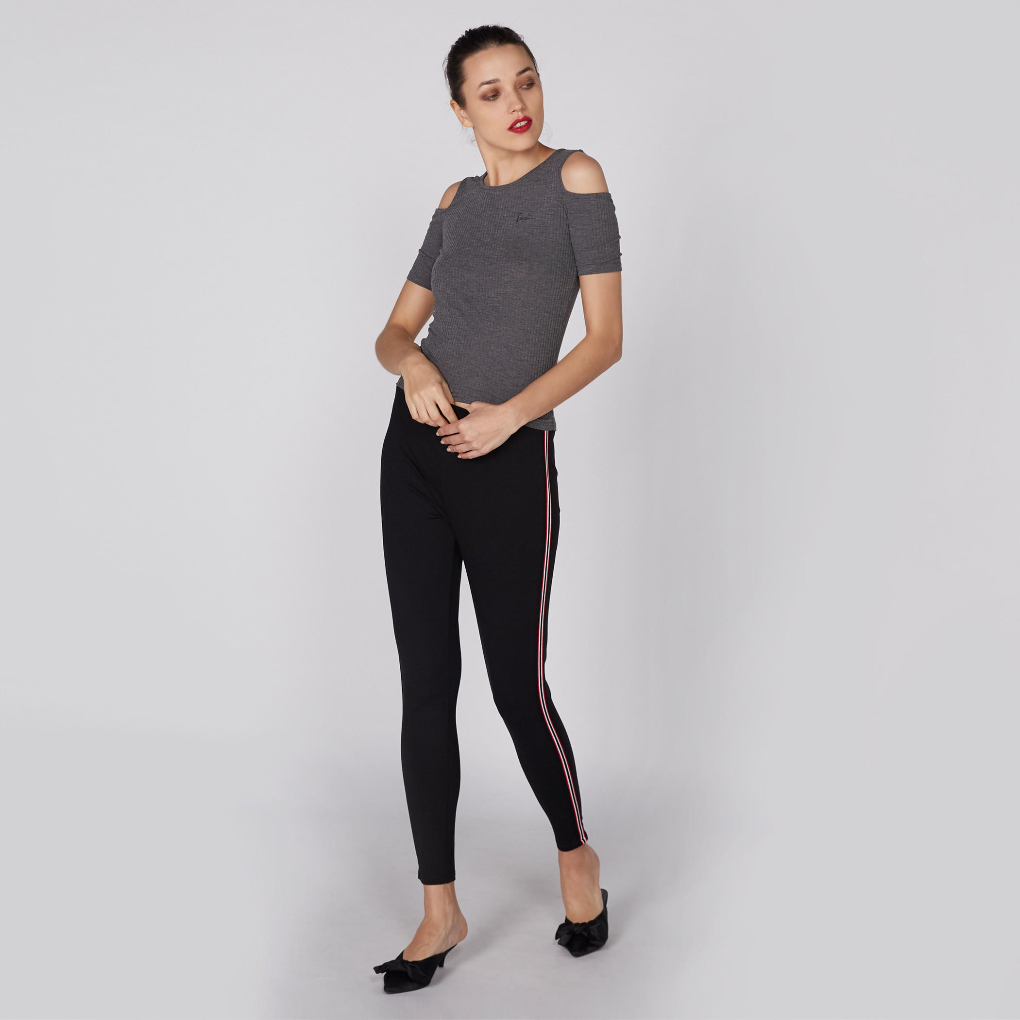 بلوزة بطبعات باربي بياقة مستديرة وأكتاف مكشوفة-women-clothing-shirtsandblouses-blouses-image-4